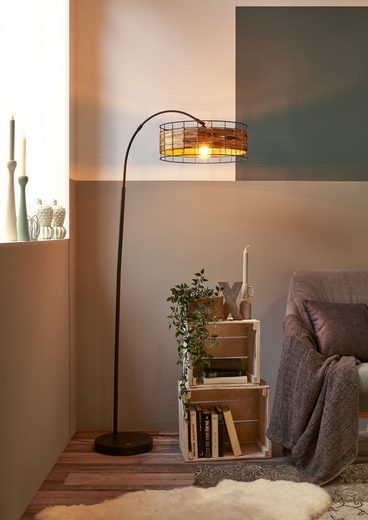 Stehleuchte, Metall, Schwarz/Braun Stehleuchte mit schwarzem Gestell und braunem Zylinderschirm  seitlich inszeniert neben Sofa im modernen Wohnambiente