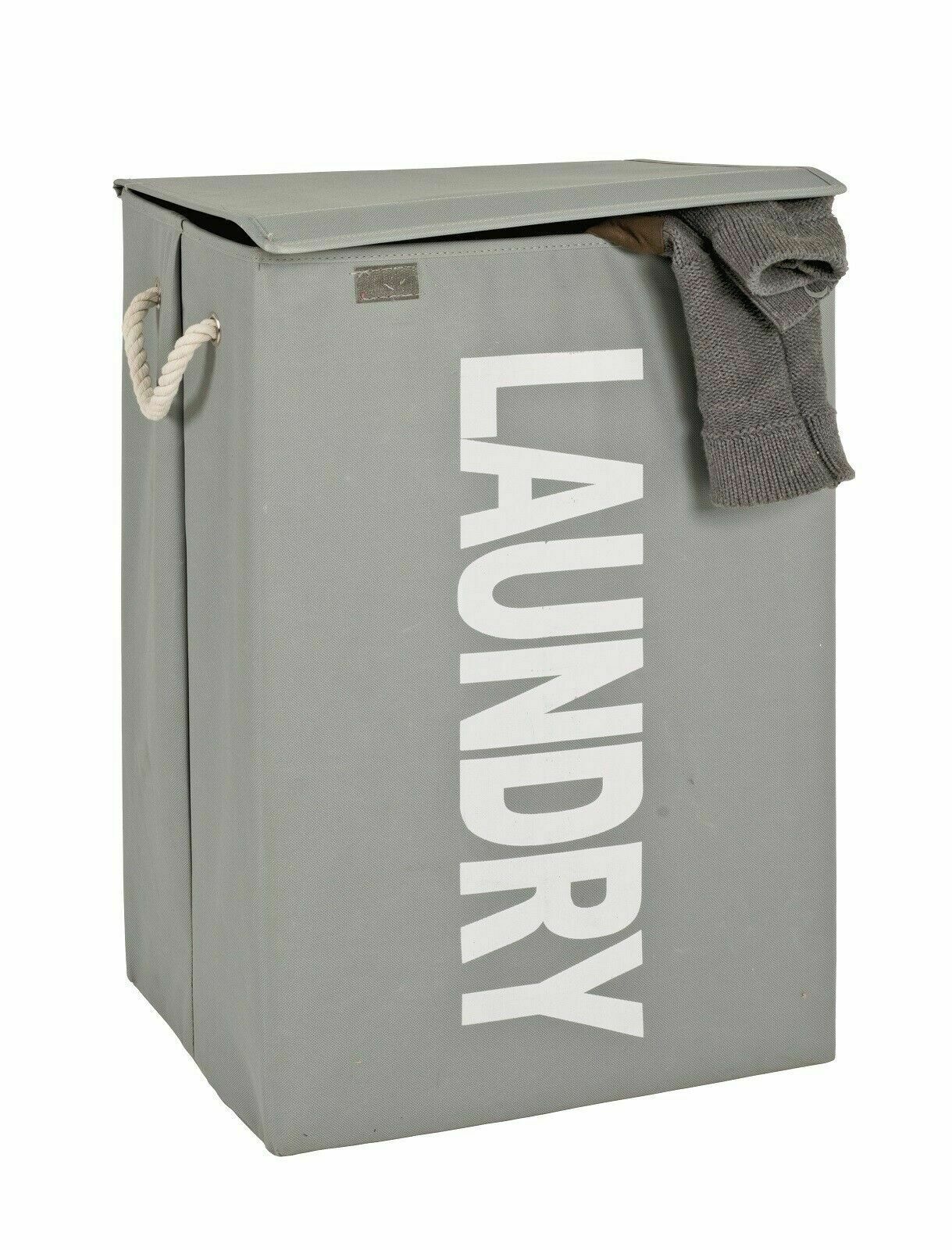 Wäschekorb mit Handtuch Grauer Wäschekorb mit großem, vertikalem „LAUNDRY“-Schriftzug und grauem Handtuch über dem Rand, frontal fotografiert.