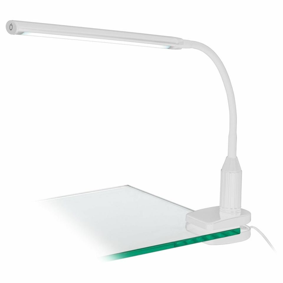 Weiße Tischleuchte mit flexiblem Hals  länglichem Leuchtkopf und Stromkabel  auf Tisch montiert