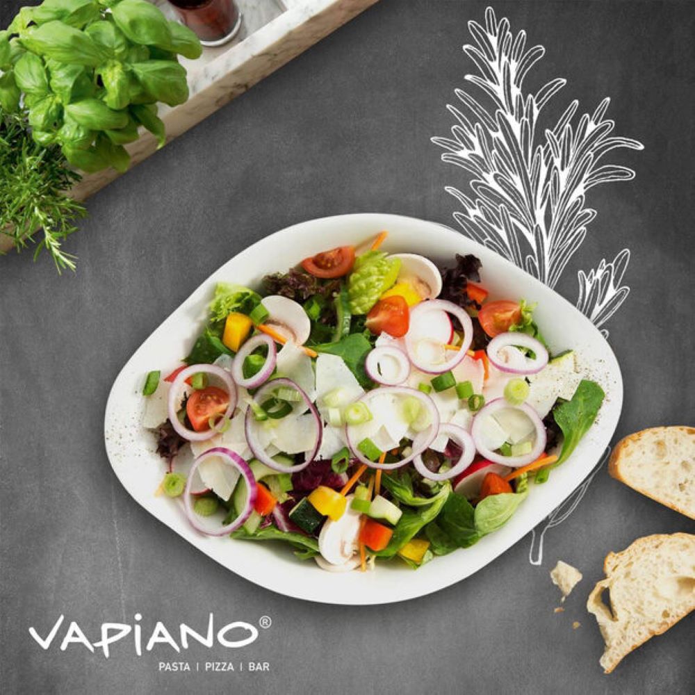 Zweiteilige Salatschalenset in Draufsicht  gefüllt mit gemischtem Salat  mit Brotbeilage und Vapiano-Logo