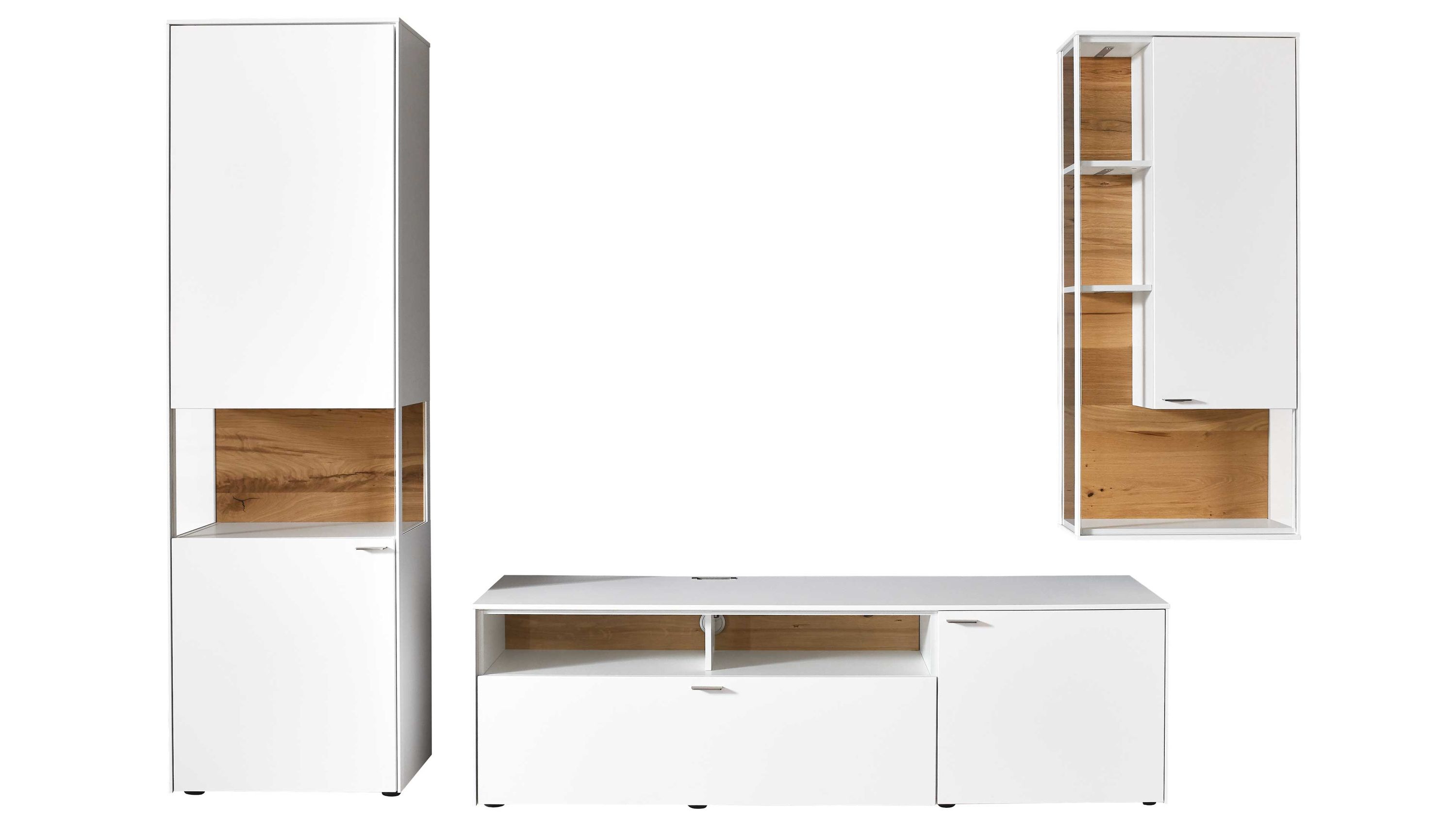Dreiteilige Wohnkombination mit weißen matten Fronten und Holzrückwänden bestehend aus hohem Schrank Lowboard und Wandregal