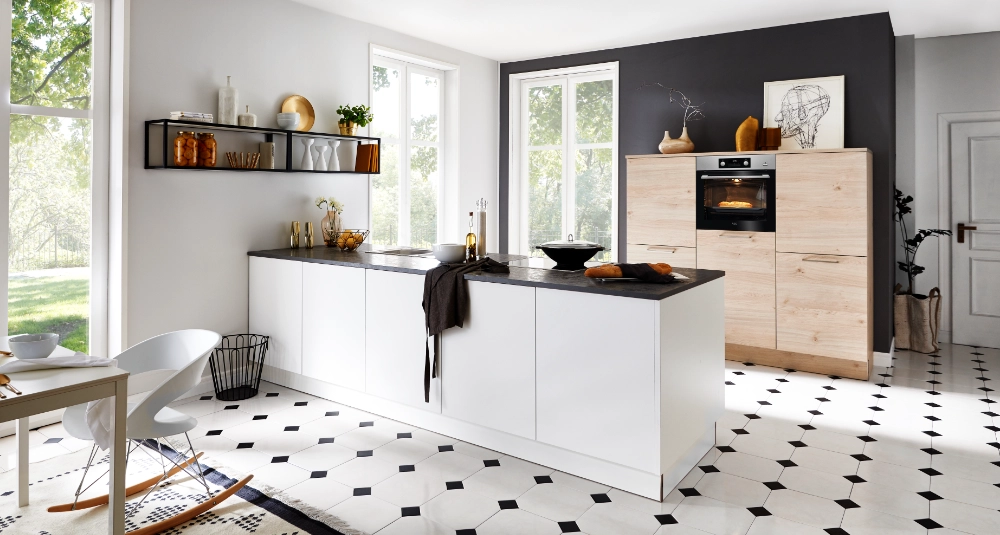 Moderne Küche mit Kochinsel, Holzfronten und weißen Schränken, dekoriert mit Pflanzen und Accessoires.