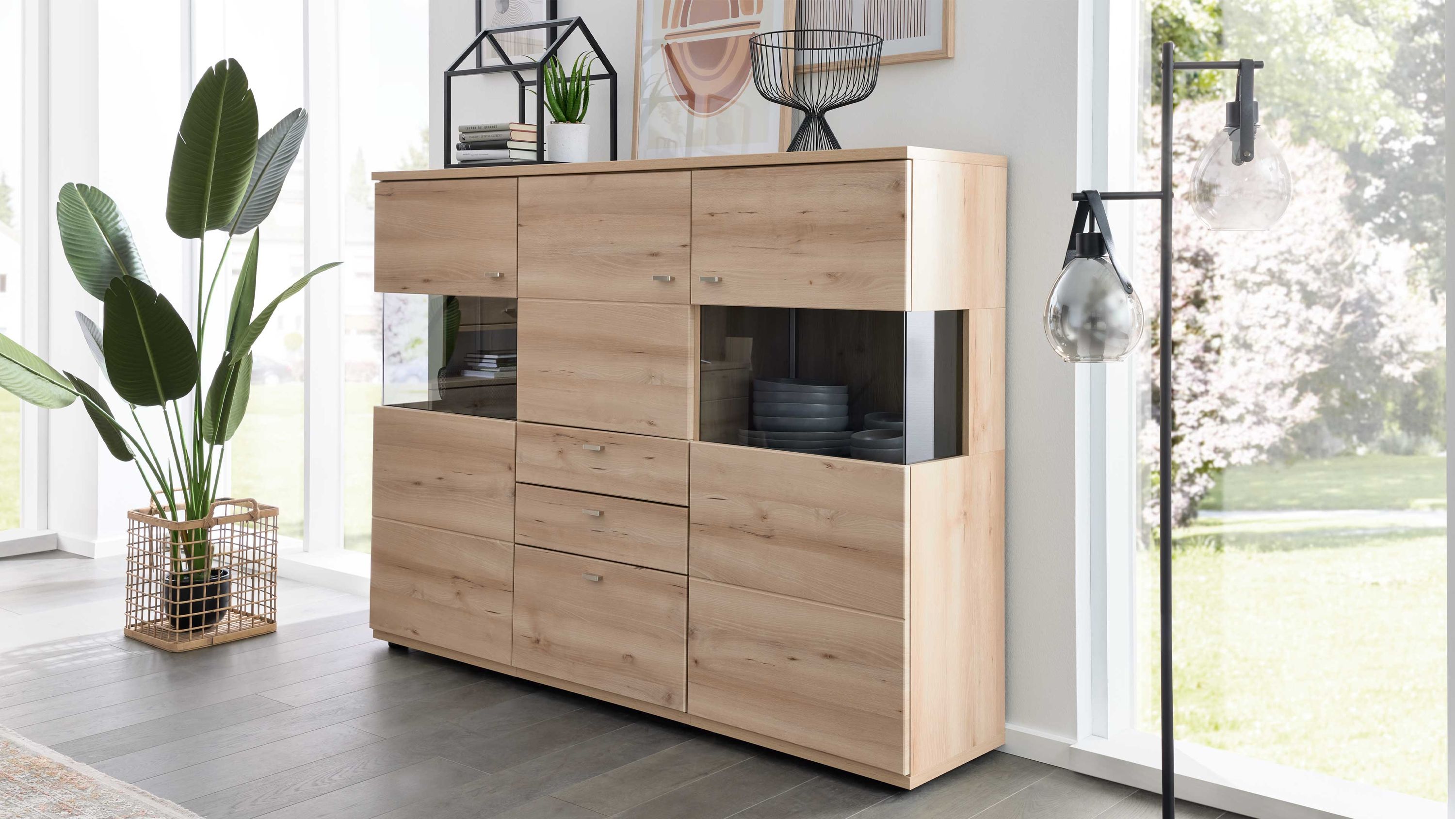 Highboard mit Türen Schubladen und Glaseinsätzen in Holzoptik Highboard mit drei Türen drei Schubladen und zwei Glaseinsätzen in hellbrauner Holzoptik
