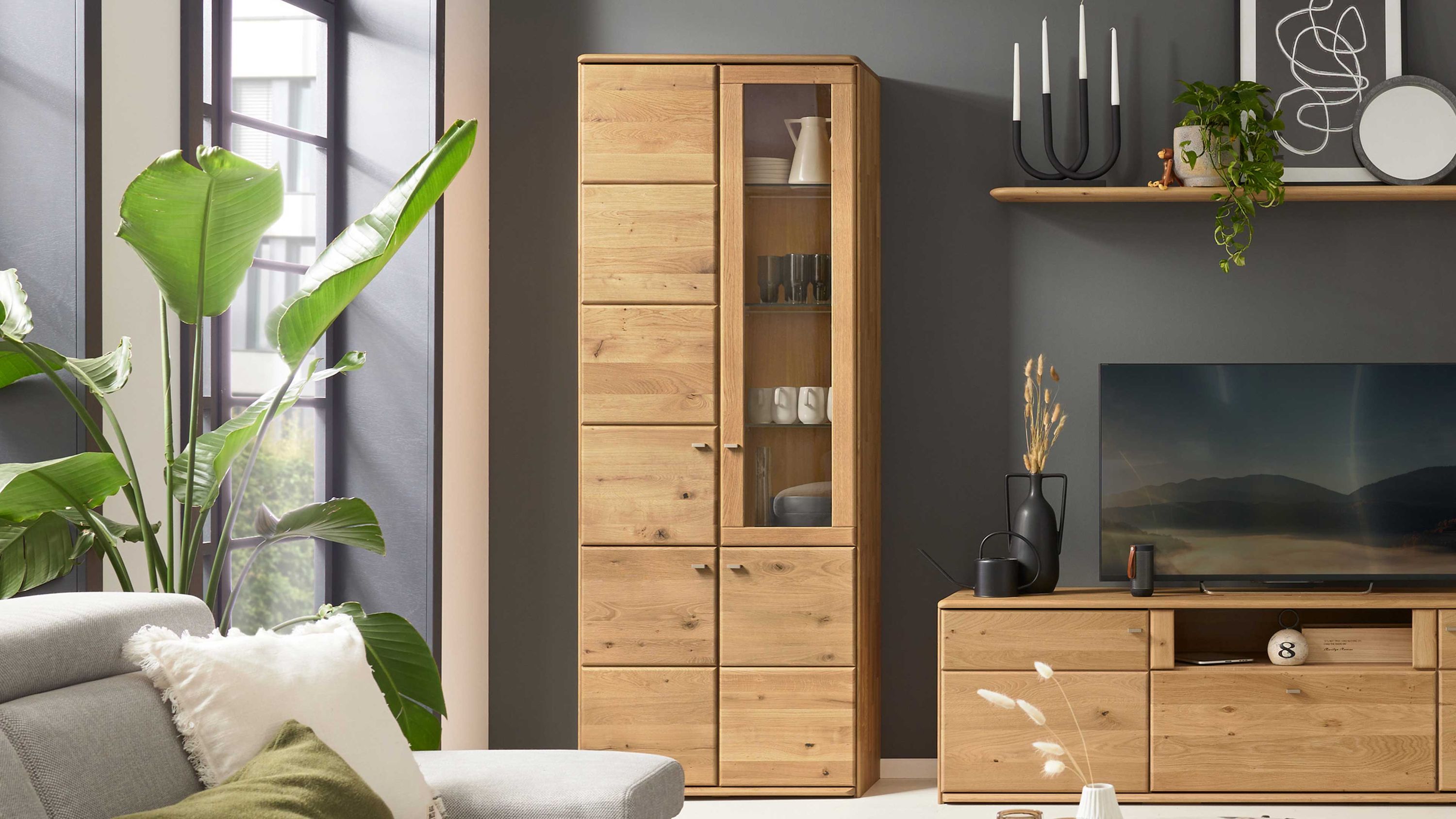 Interliving Wohnzimmer Serie 2028 - Vitrine 6844 Wildeiche - vier Türen, Breite ca. 82 cm