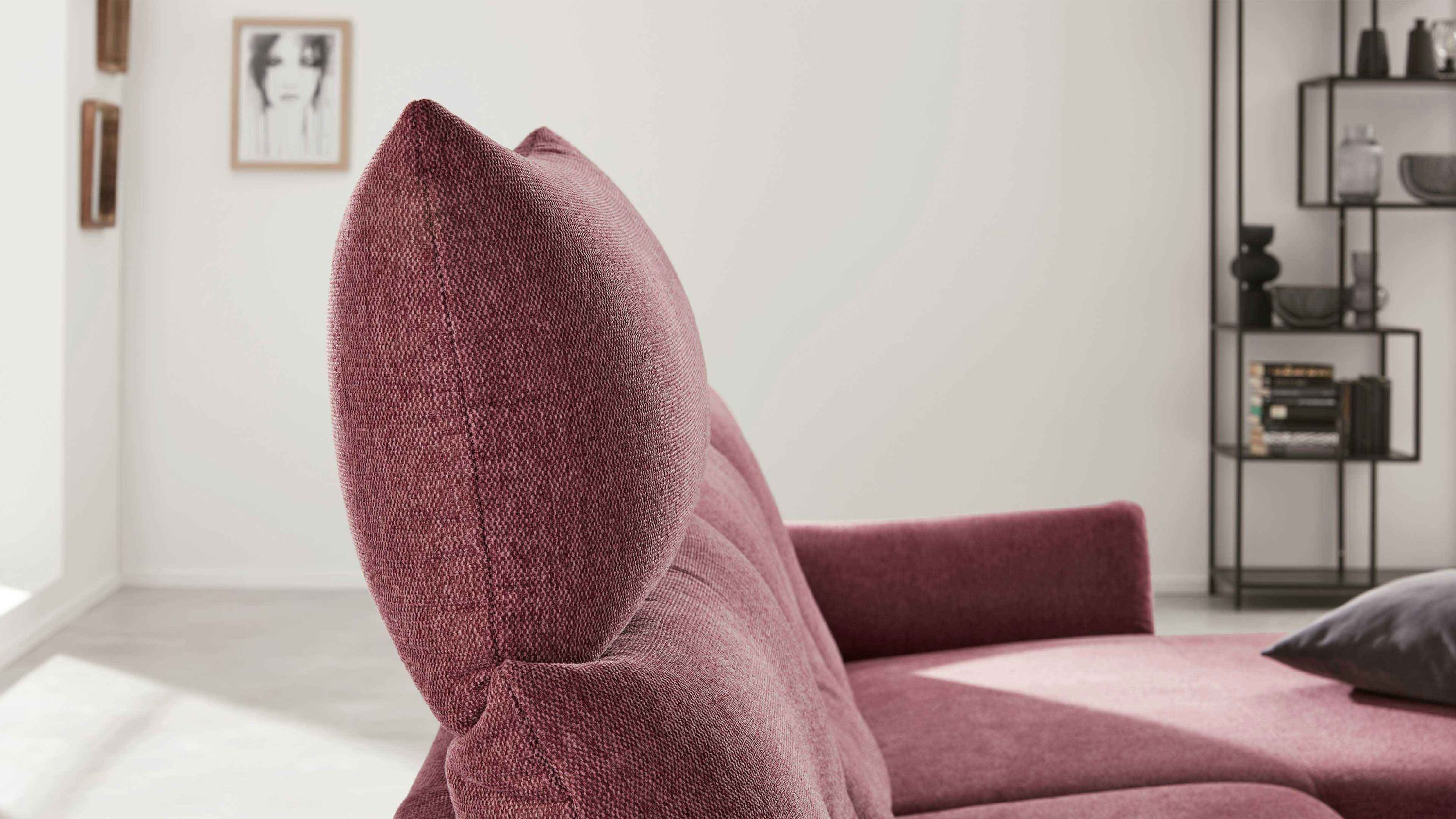 Sofa mit pastellviolettem Bezug und verstellbarer Kopfstütze in modernem Wohnzimmer