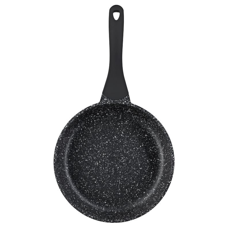 Schwarze Pfanne mit gesprenkelter Innenfläche Schwarze Pfanne mit langem Griff und gesprenkelter Innenfläche, von oben fotografiert.
