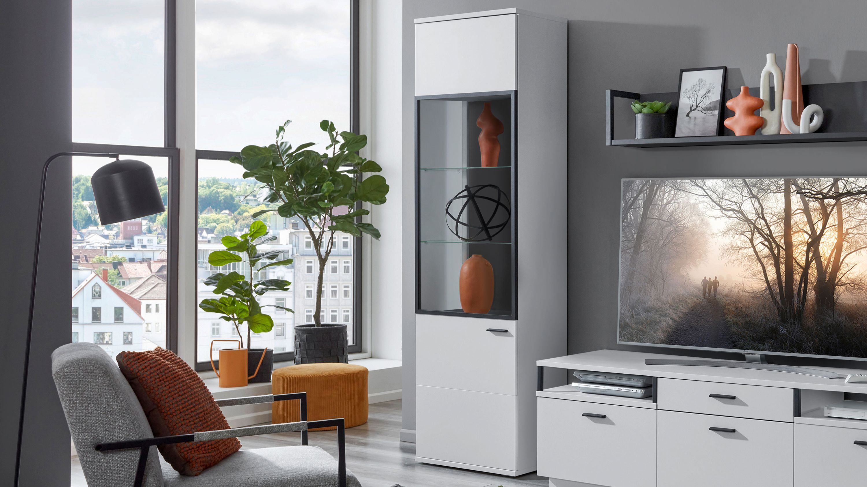 Vitrine mit einer Tür in Weiß und Grau Hohe Vitrine mit einer Tür in Weiß und Grau mit Glasfach und Dekoration in modernem Wohnzimmer