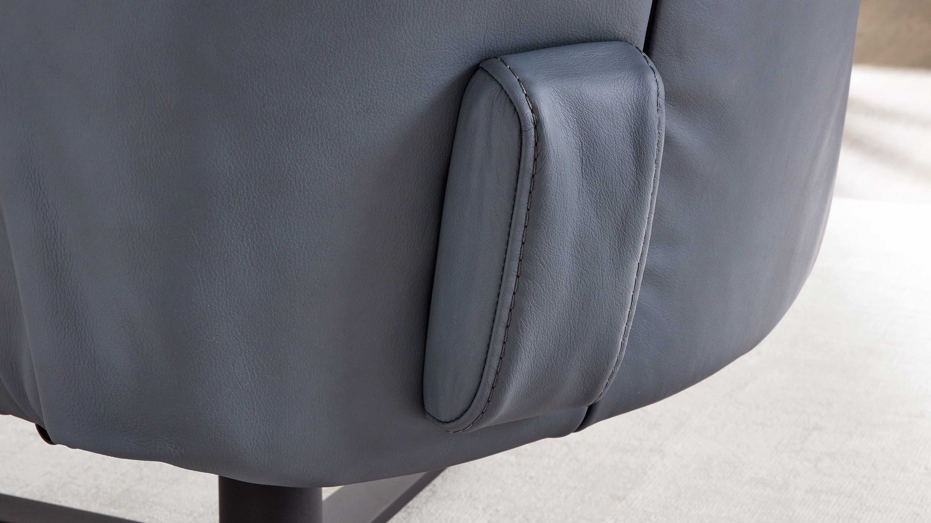 Blauer Sessel mit gepolstertem Hebel an der Seite
