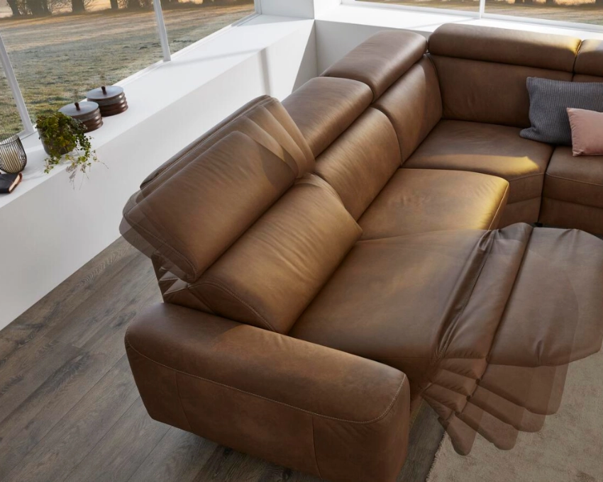 Himolla Ledersofa in Braun Braunes L-förmiges Ledersofa mit Ottomane, auf Holzboden in modernem Raum
