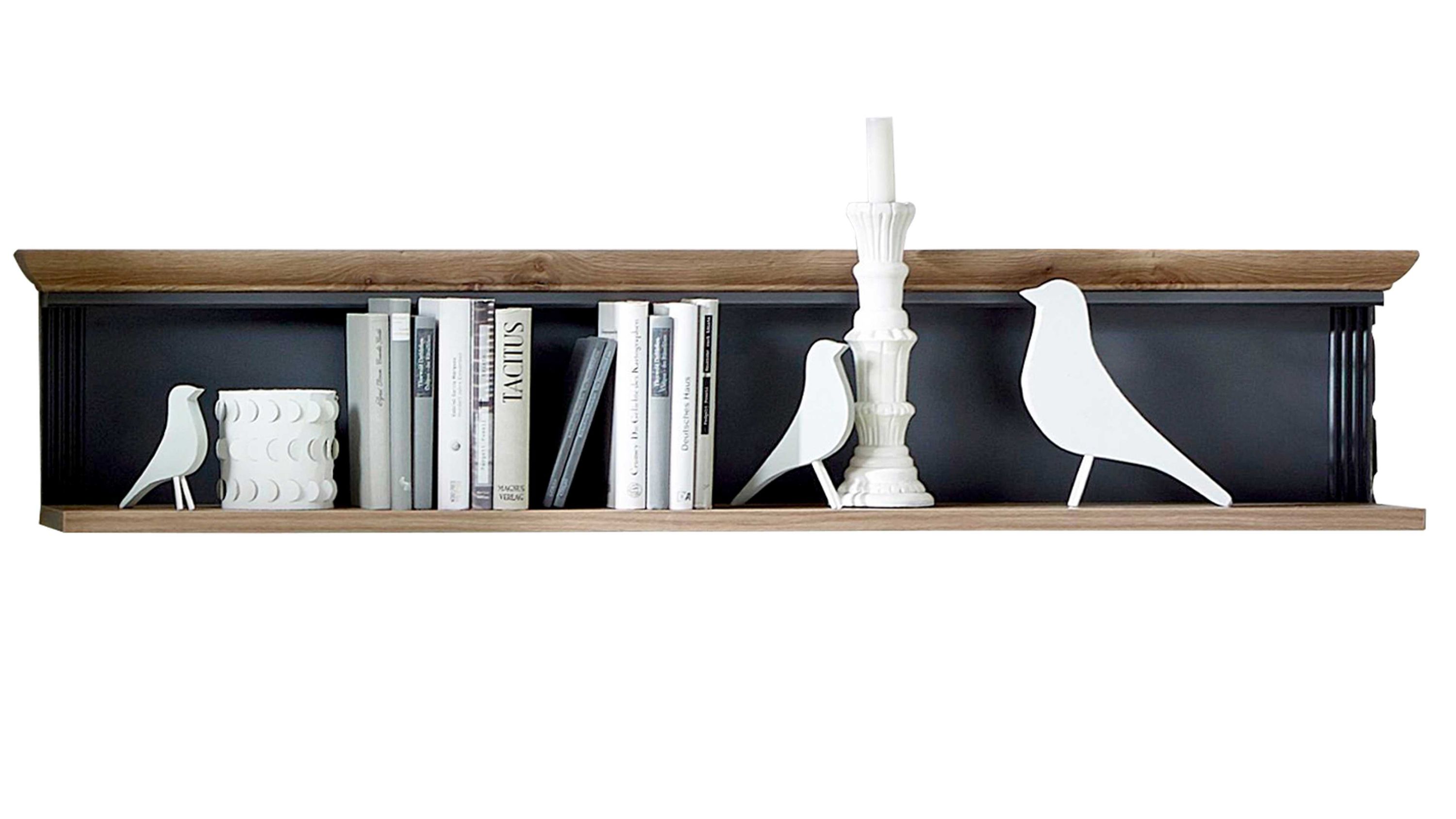 Wandregal mit schwarzem Rückwand und braunen Ablageflächen dekoriert mit weißen Vogelfiguren Kerzenhalter und Büchern
