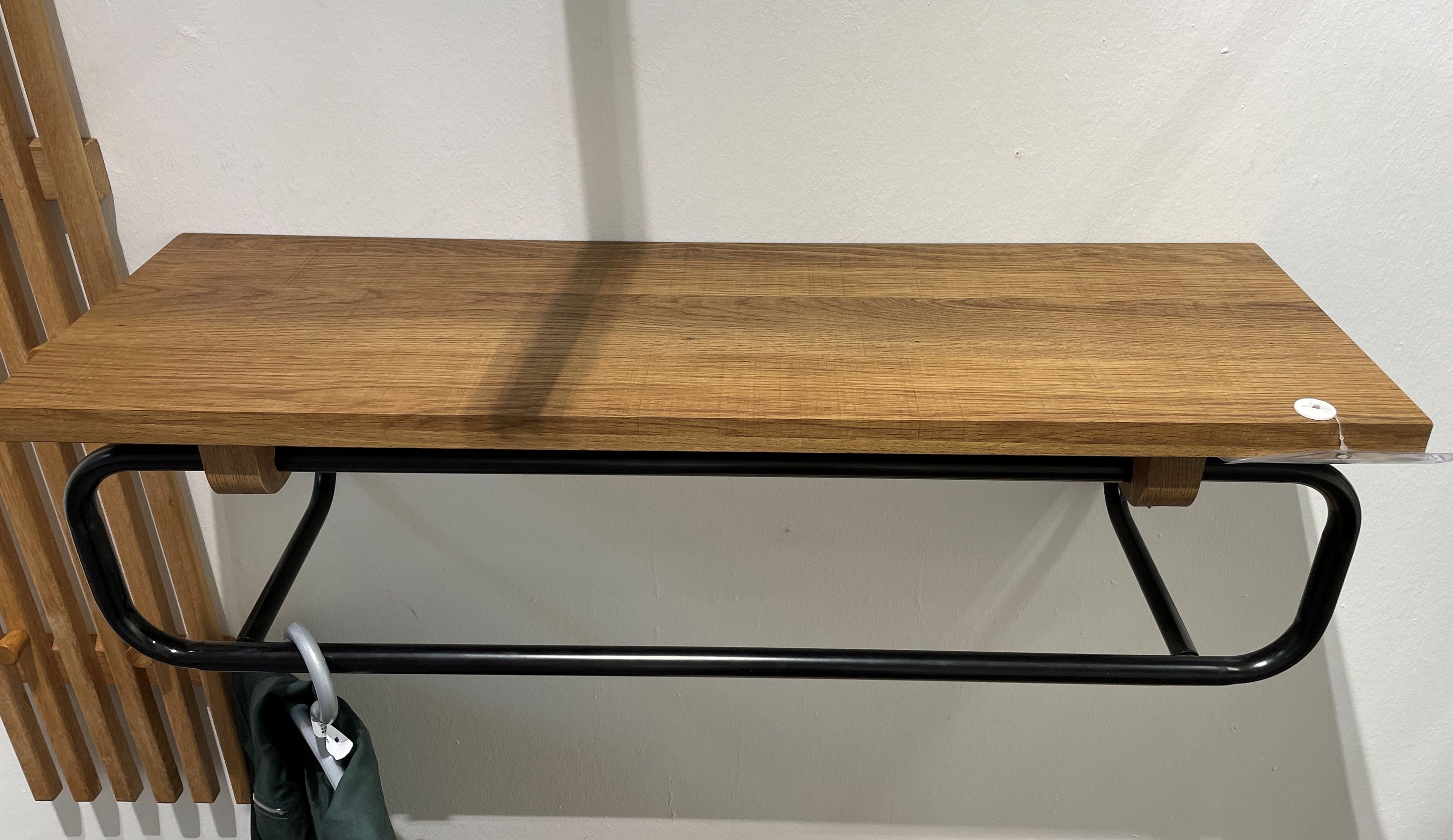 Wandmontierte Garderobe mit rechteckiger Holzablage und schwarzer Metallstange