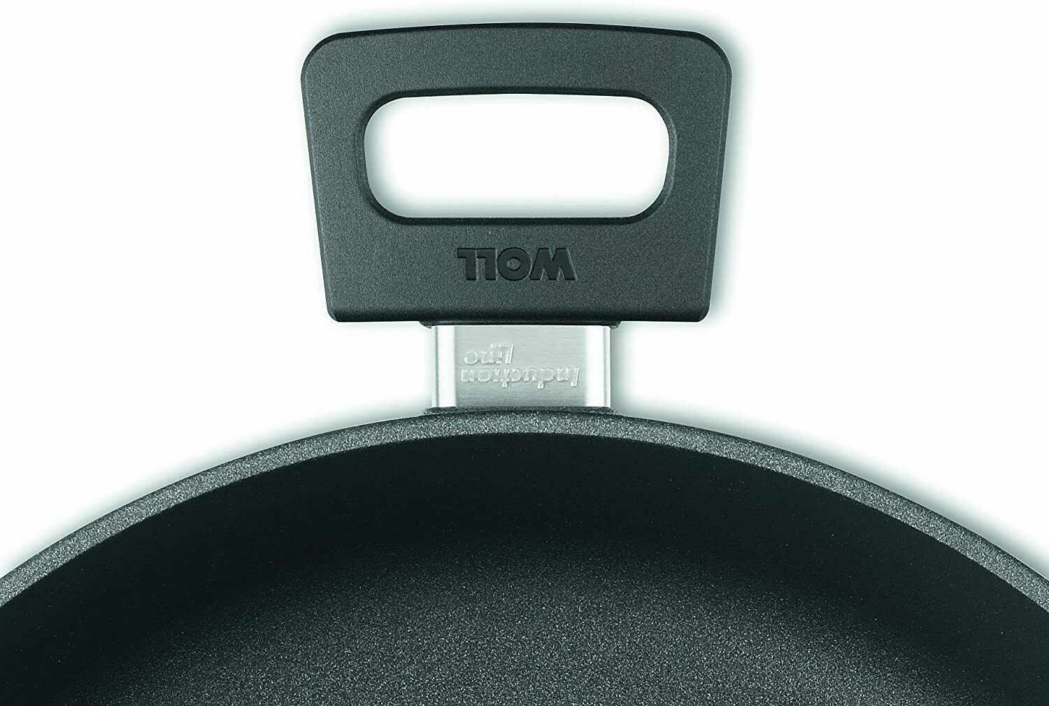 Nahaufnahme einer schwarzen Pfanne mit Griff und ovaler Aussparung, Marke „Tefal“ sichtbar auf dem Griff.