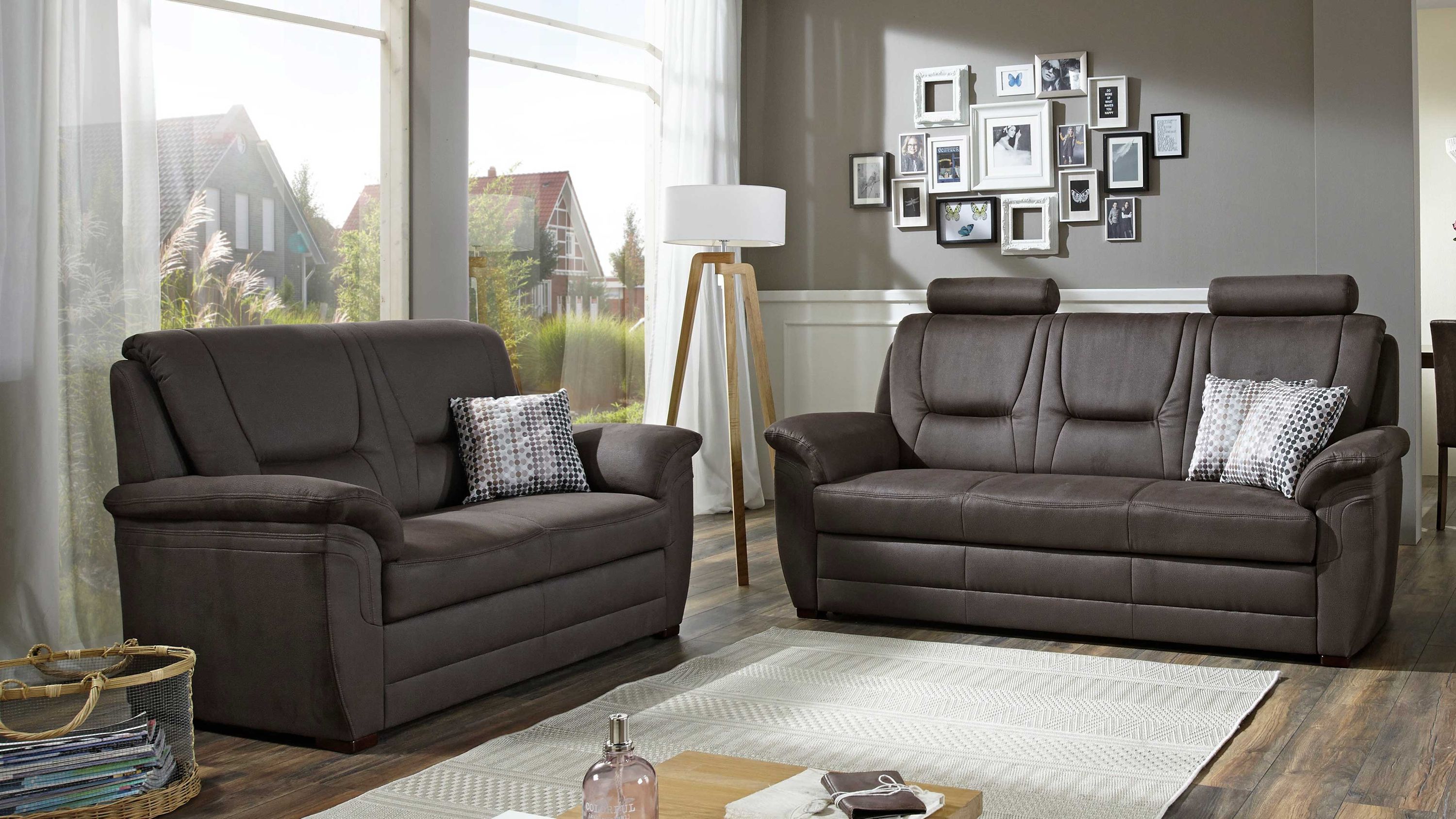 Zweiteilige Polstergarnitur mit zwei Sofas in brauner Mikrofaser und antikfarbenen Holzfüßen in modernem Wohnzimmer