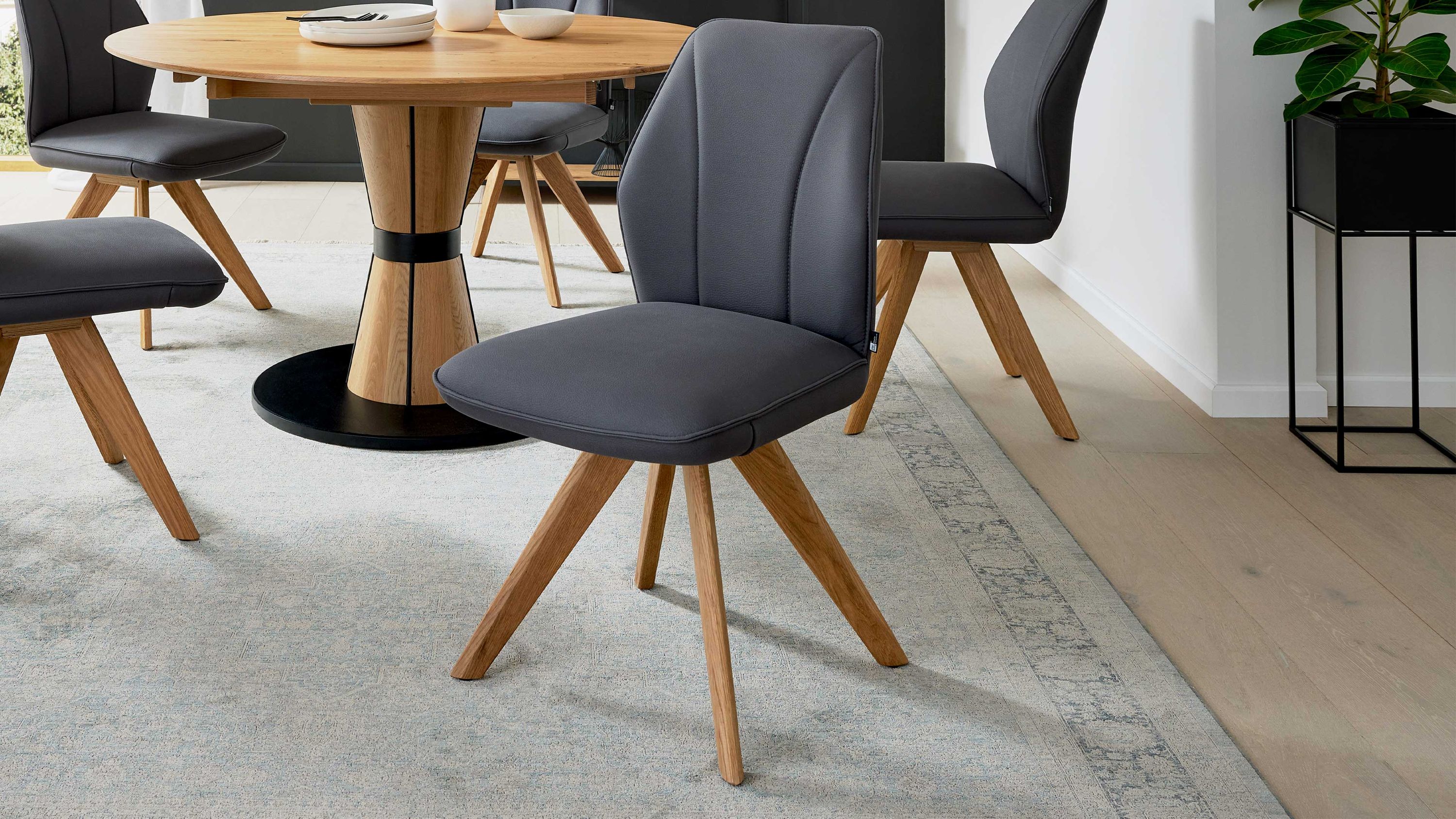 Interliving Esszimmer Serie 5102  Polsterstuhl V131 graphitfarbene Mikrofaser Atlantis & Wildeiche