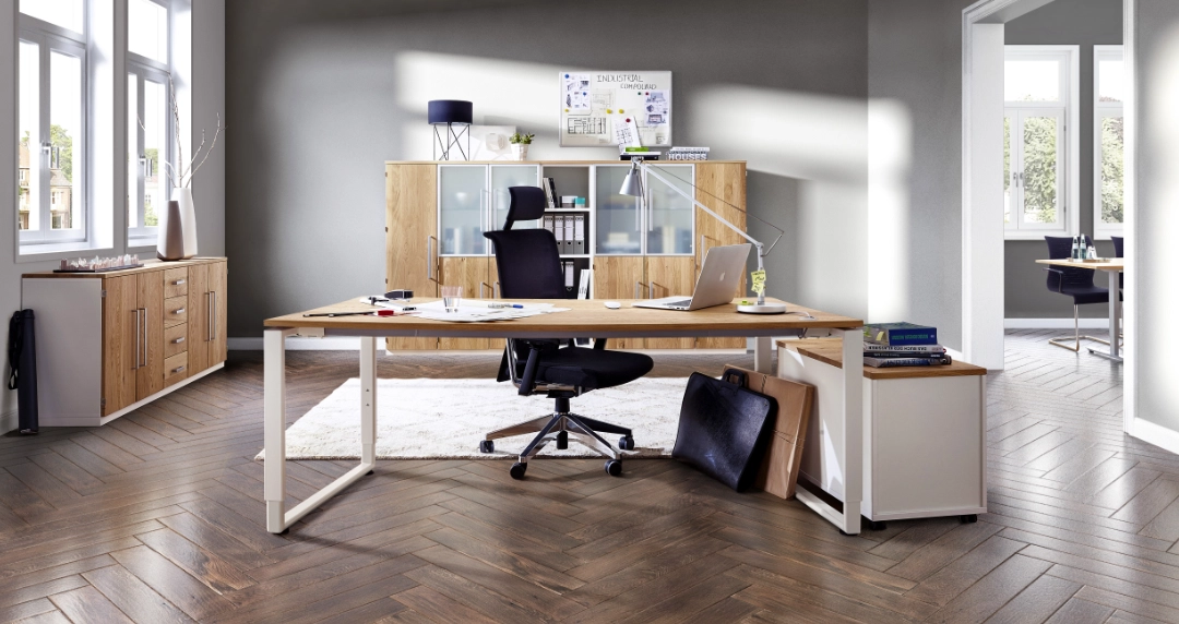 Großzügiges Einzelbüro mit Schreibtisch, Drehstuhl, Stauraum und Holzparkett, moderne Arbeitsplatzgestaltung im Bürodesign