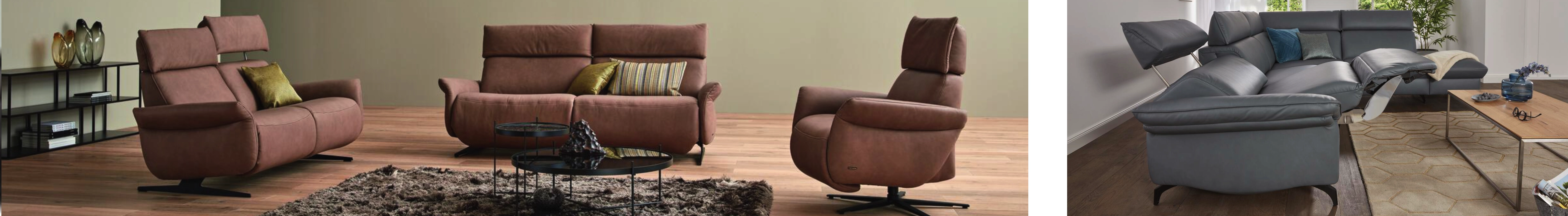 Wohnzimmer mit braunem Ledersofa und passenden Relaxsesseln auf Holzboden, ergänzt durch Teppich und Beistelltisch.