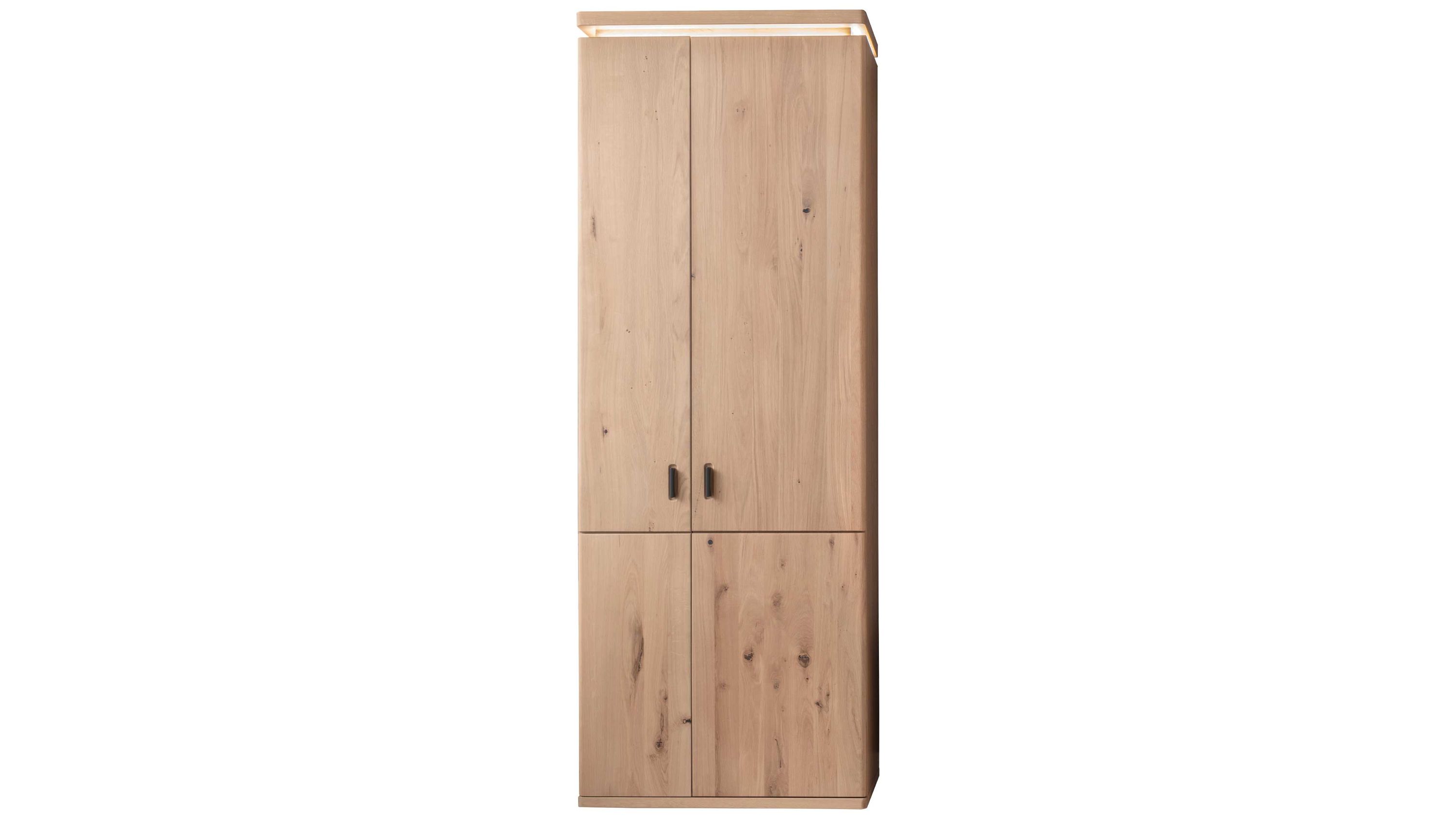 Garderobenschrank mit vier Türen aus hellem Holz mit sichtbarer Maserung