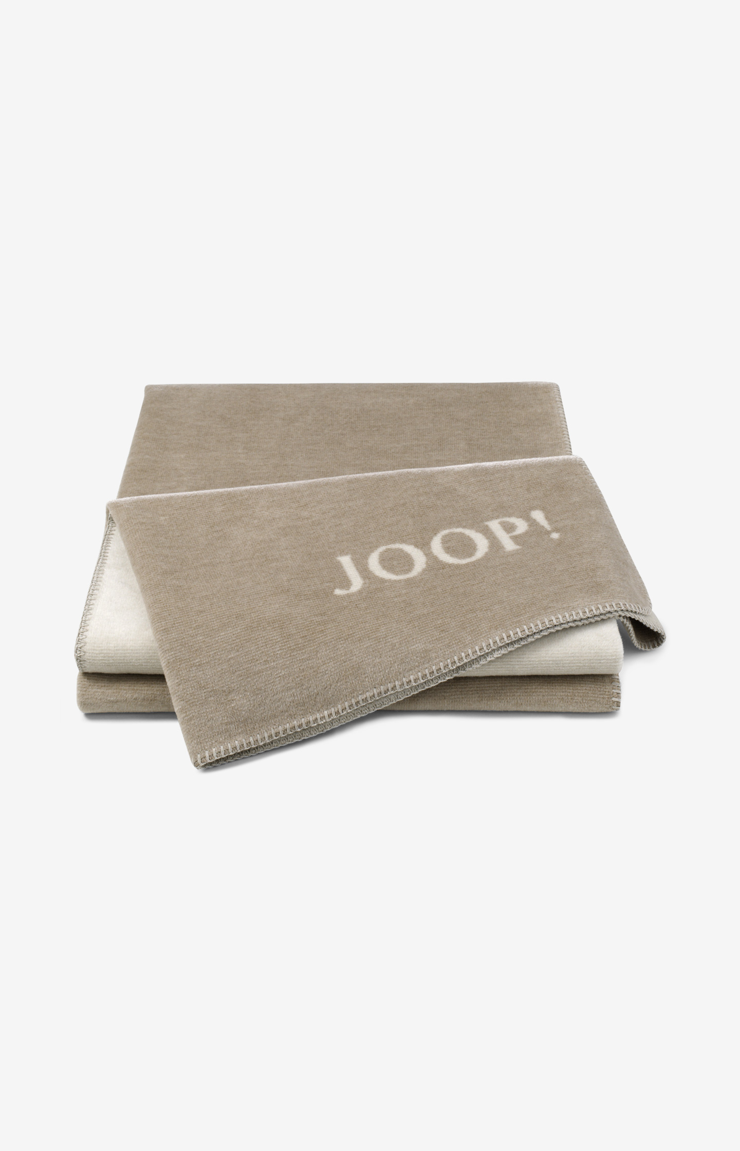 Frontalansicht erhöhte Position gefaltete beigefarbene Kuscheldecke sichtbarer JOOP!-Schriftzug Kettelstichnaht
