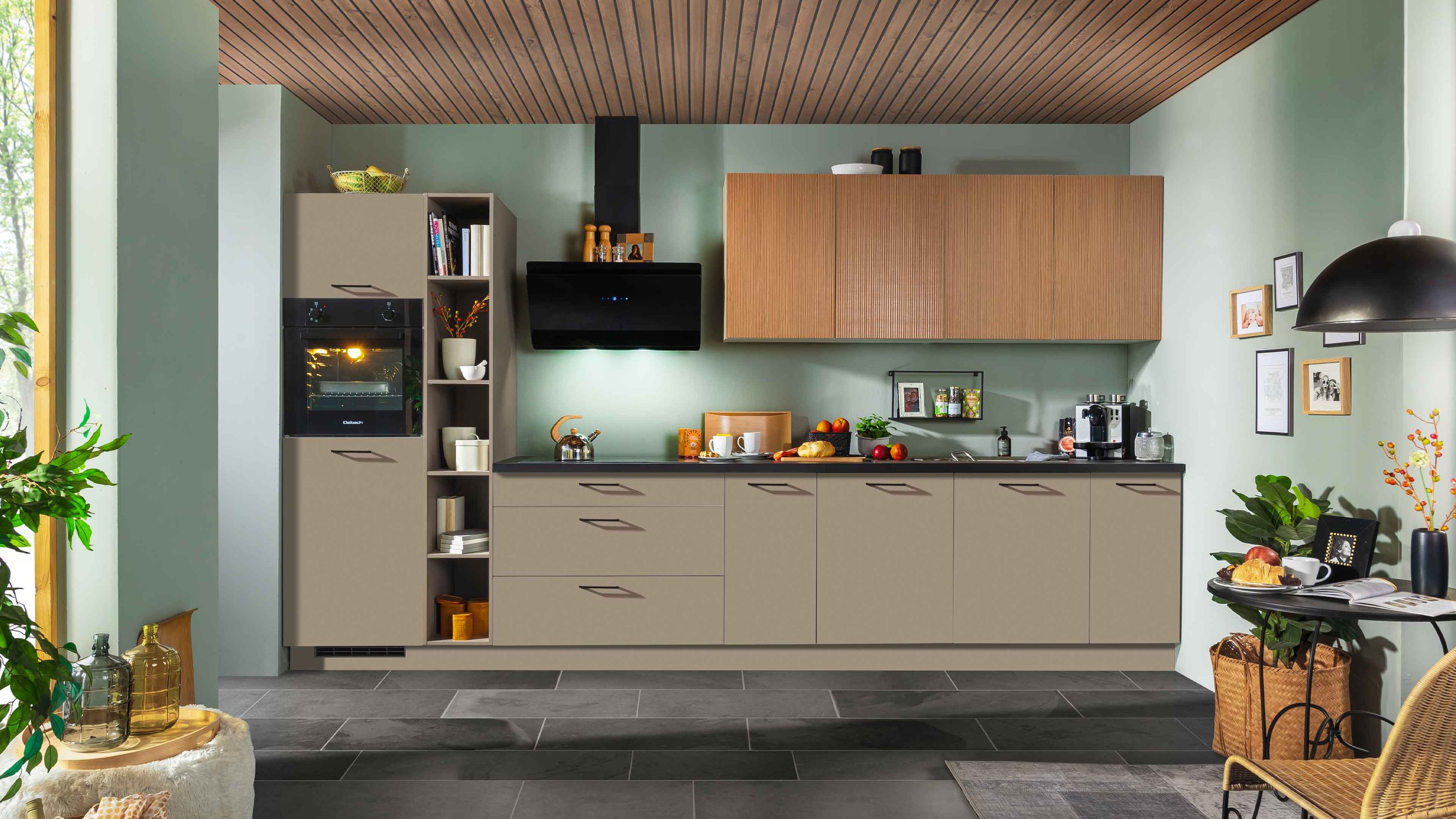 Zeitlose Küche in Beige und Holzoptik mit schwarzen Akzenten und modernem Dunstabzug.