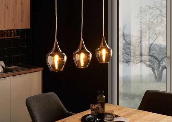 Leuchten Pendelleuchten, Aluminium/Glas Drei Pendelleuchten mit satiniertem Glasschirm und Aluminiumabschluss  schräg inszeniert über Esstisch im Wohnambiente