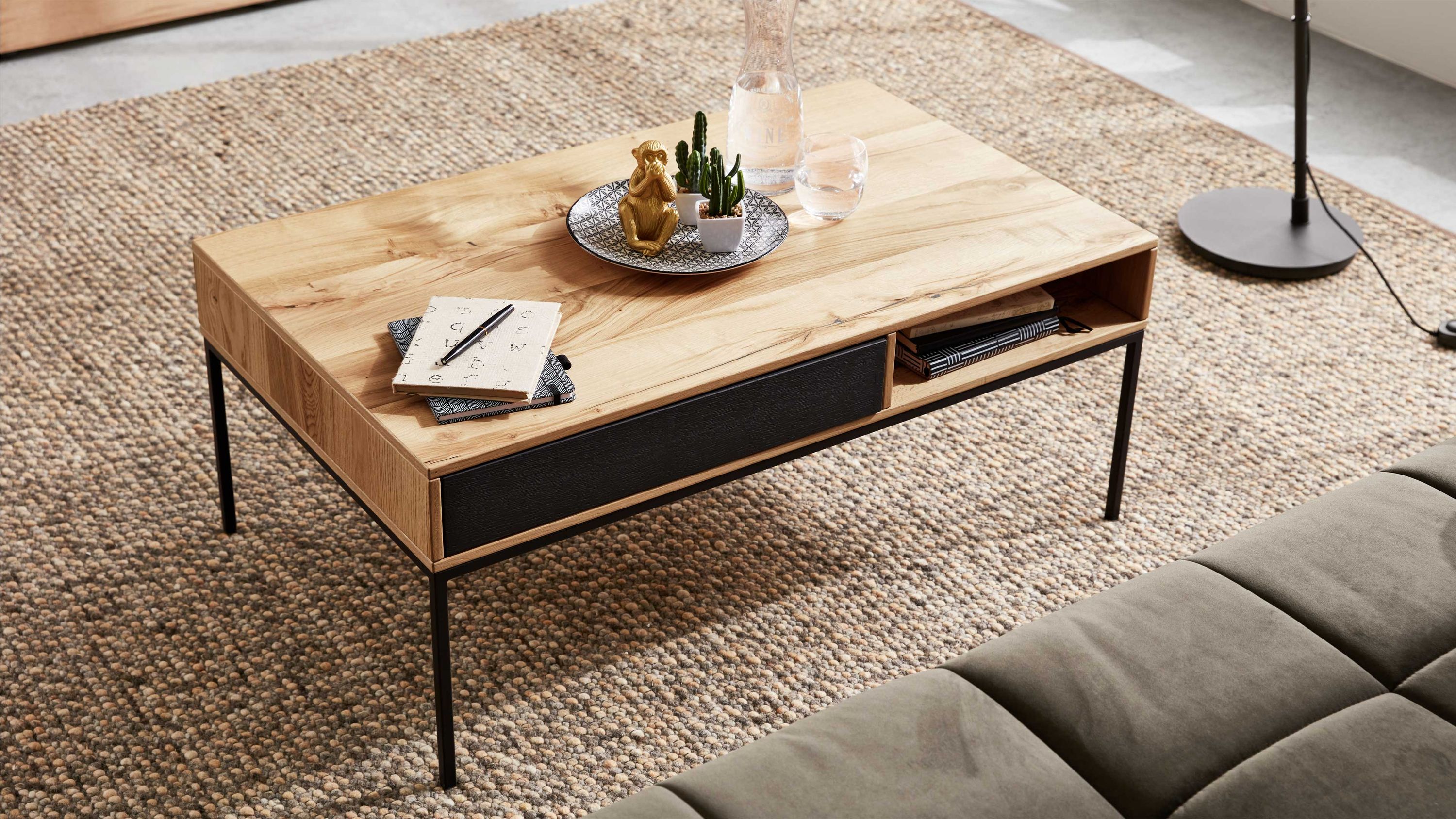 Rechteckiger Couchtisch mit Holzplatte und schwarzer Schublade auf schwarzen Metallbeinen