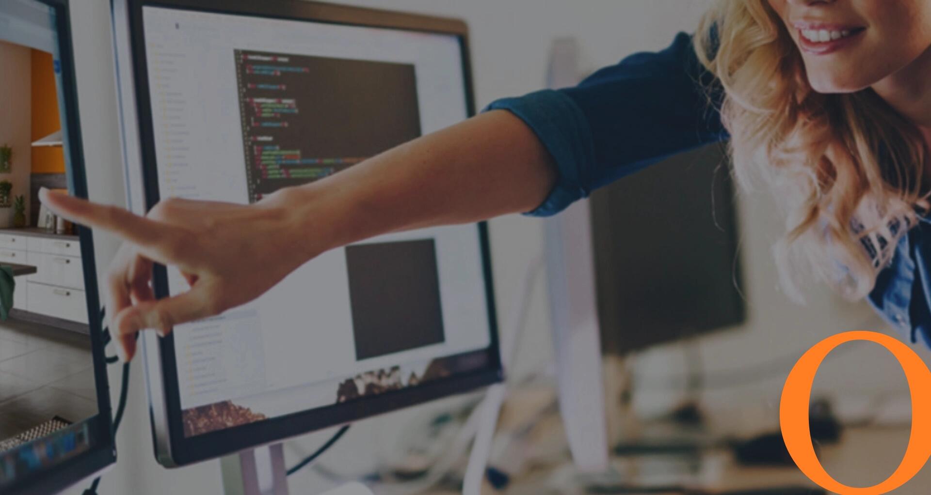 Person zeigt auf einen Display mit digitaler Raumplanung am Computer, Symbol für moderne Einrichtungs- und Objektplanung.