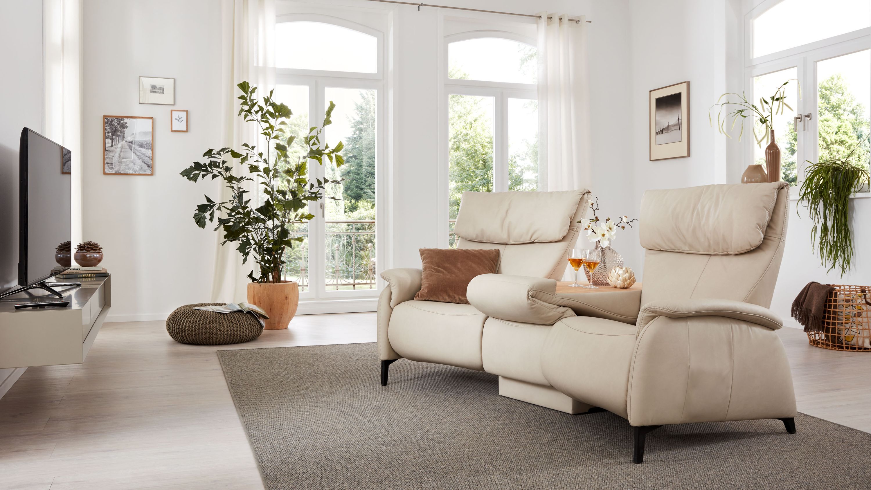 Trapezförmiges Sofa in marmorfarben mit zwei Sitzen und hohen Rückenlehnen in hellem Wohnzimmer