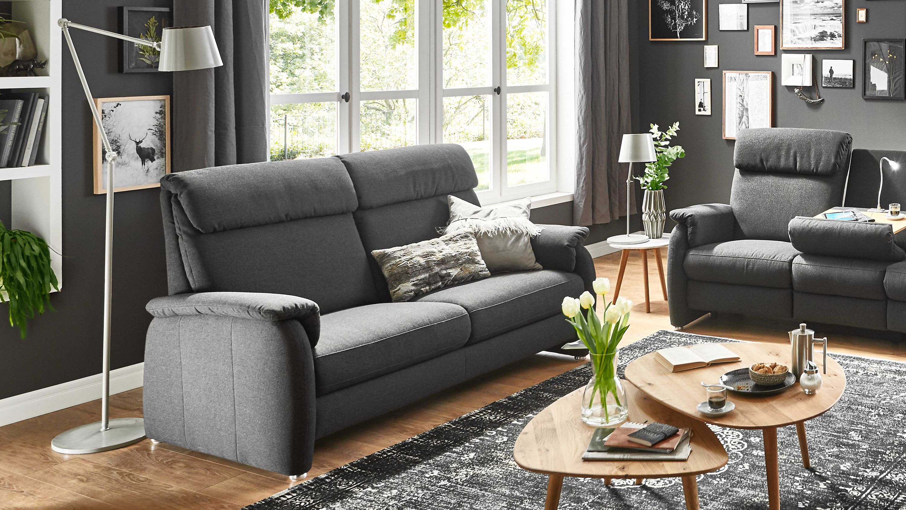 Anthrazitfarbenes 25-Sitzer Sofa mit Aluminiumfüßen Anthrazitfarbenes 25-Sitzer Sofa mit gepolsterten Armlehnen und verstellbaren Kopfstützen