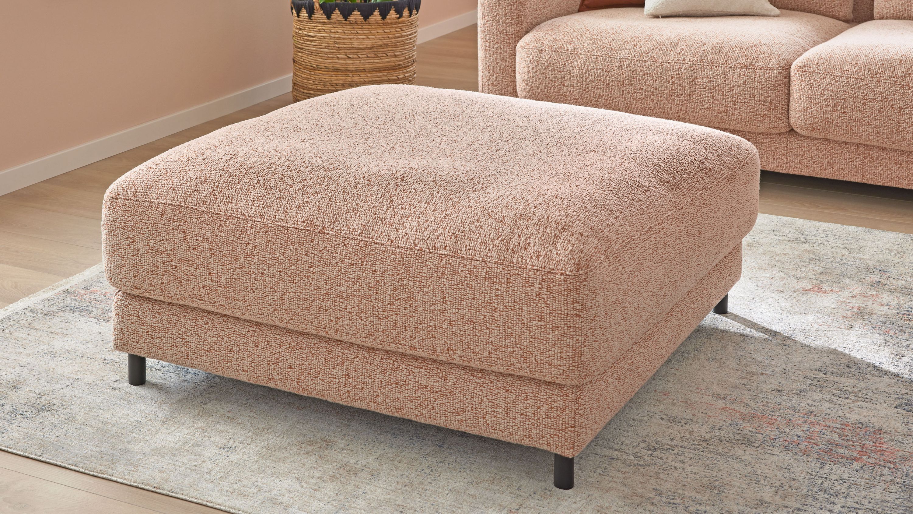 Quadratischer Polsterhocker mit Stoffbezug und Metallfüßen Quadratischer Polsterhocker mit rostfarbenem meliertem Stoffbezug und schwarzen Metallfüßen