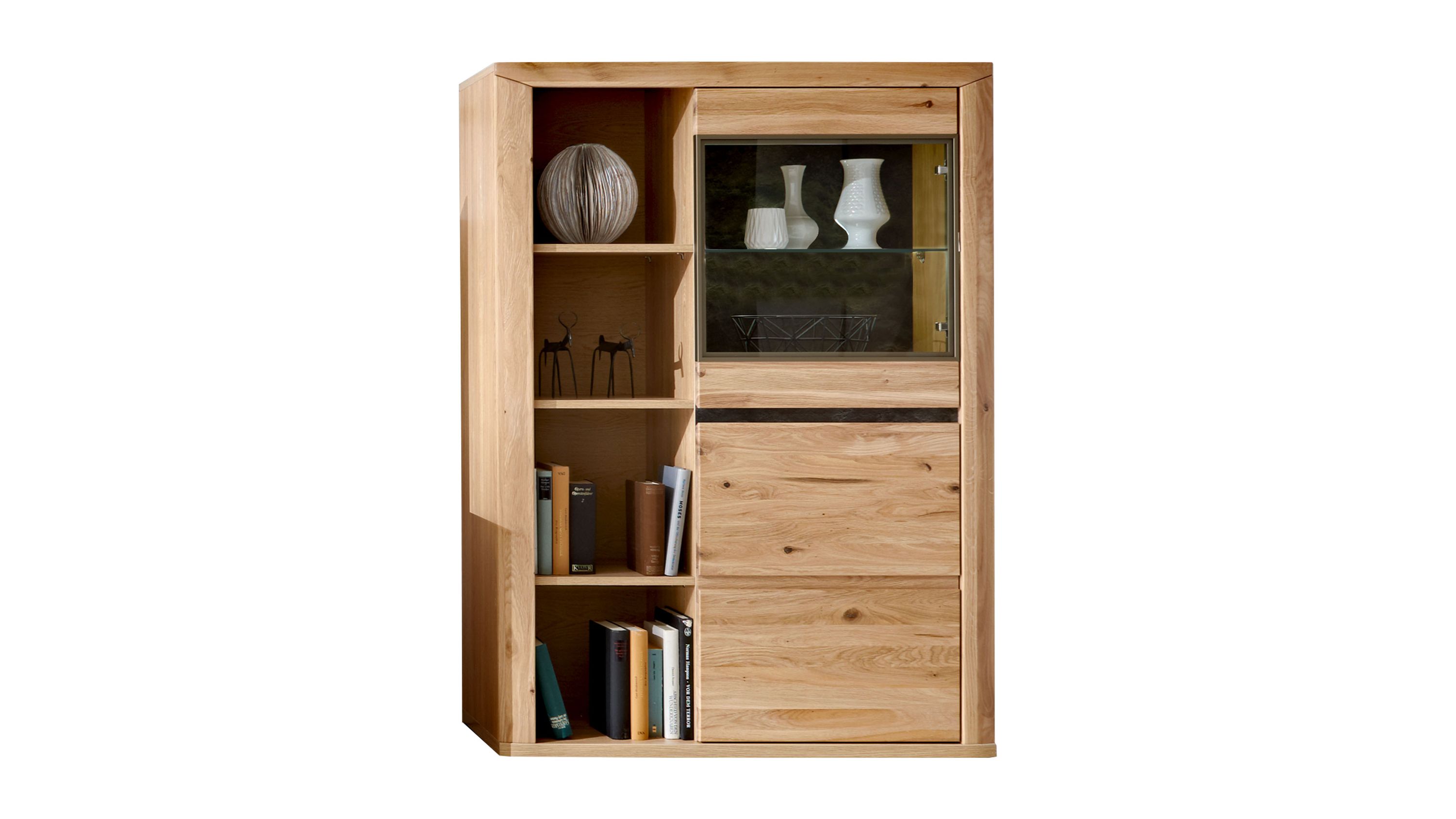 Hohes Sideboard aus hellem Holz mit offenen Regalfächern links und zwei Türen rechts obere Tür mit Glaseinsatz