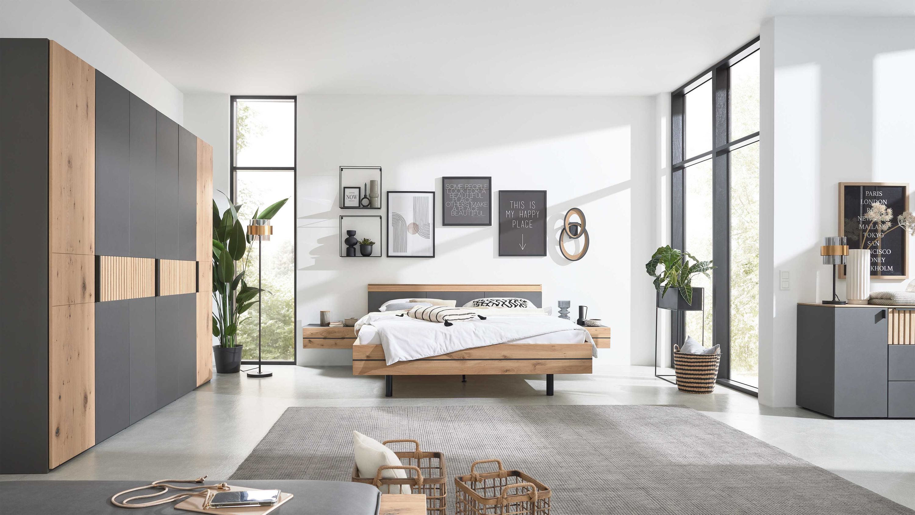 Schlafzimmer mit Kleiderschrank Bett und Nachttischen Schlafzimmer mit sechstürigem Kleiderschrank Bett mit Holzrahmen und zwei hängenden Nachttischen in Holzoptik