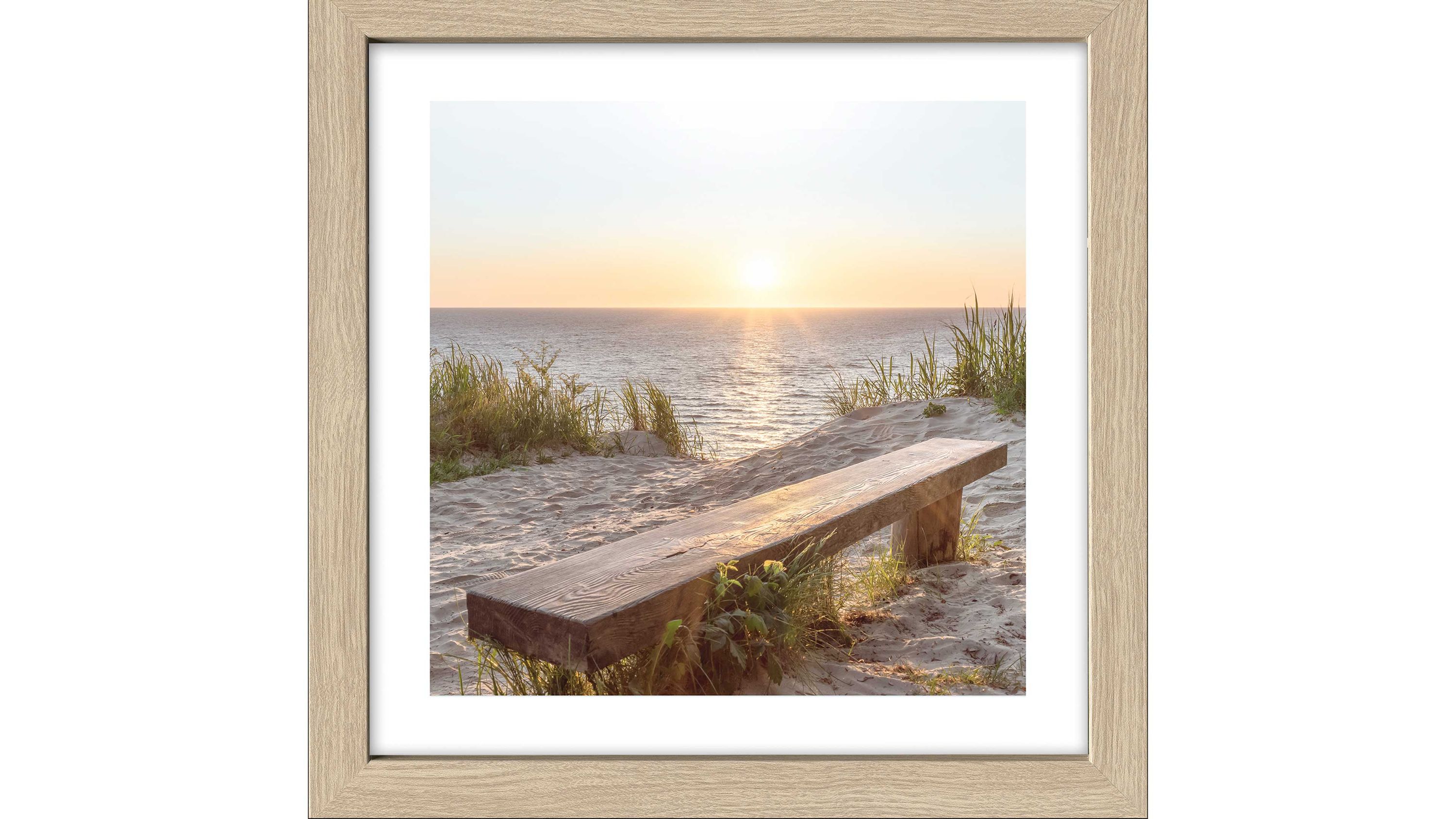 Kunstdruck eines Strandes mit Holzbank im Sand und Sonnenuntergang im Hintergrund