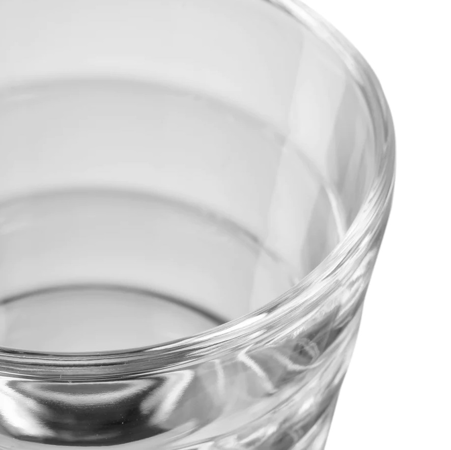 Transparentes Glas mit strukturierter Oberfläche  leer  aus der Nähe freigestellt fotografiert