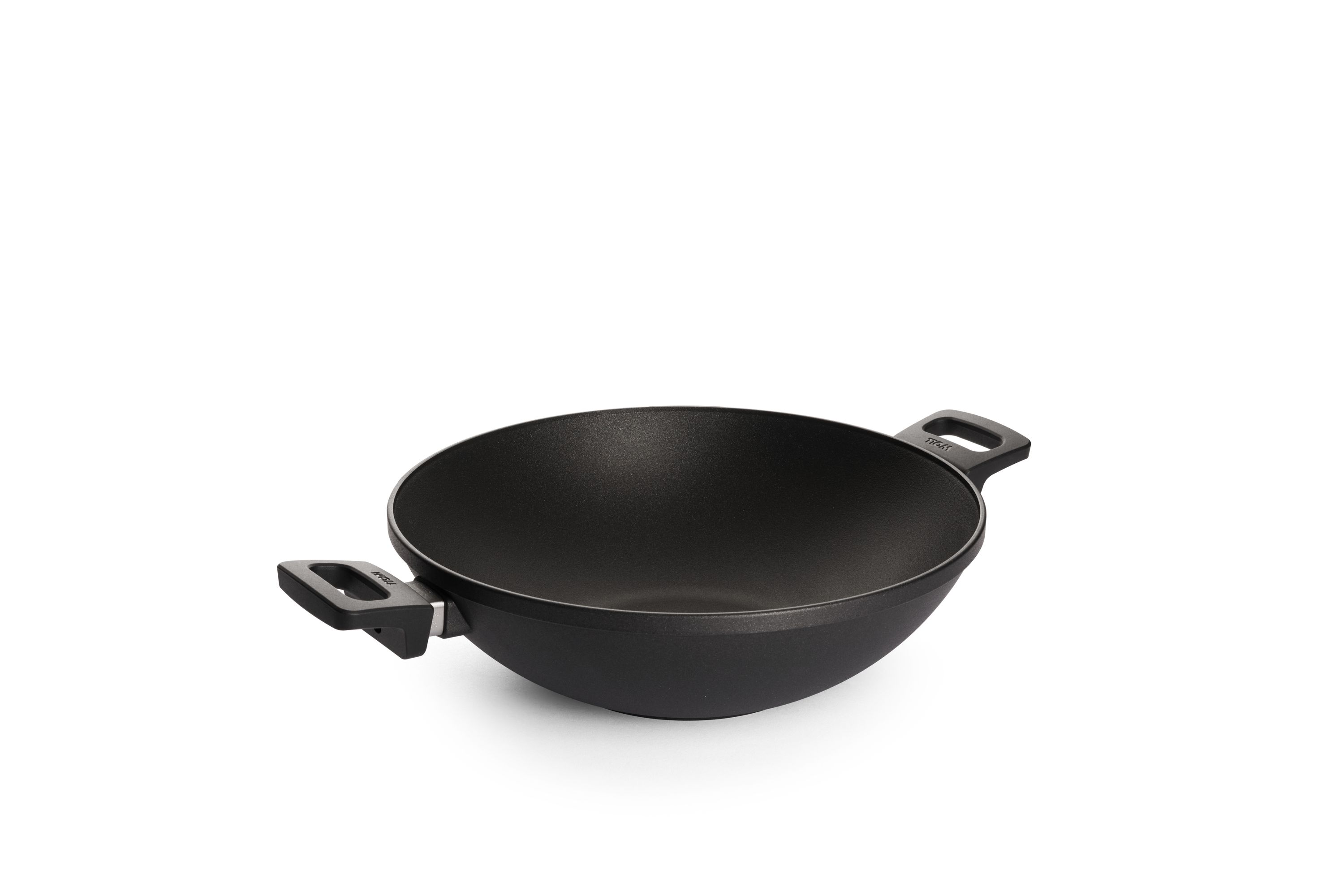 Schwarzer WOLL Wok ohne Deckel mit zwei Griffen, leicht schräg von vorne fotografiert.