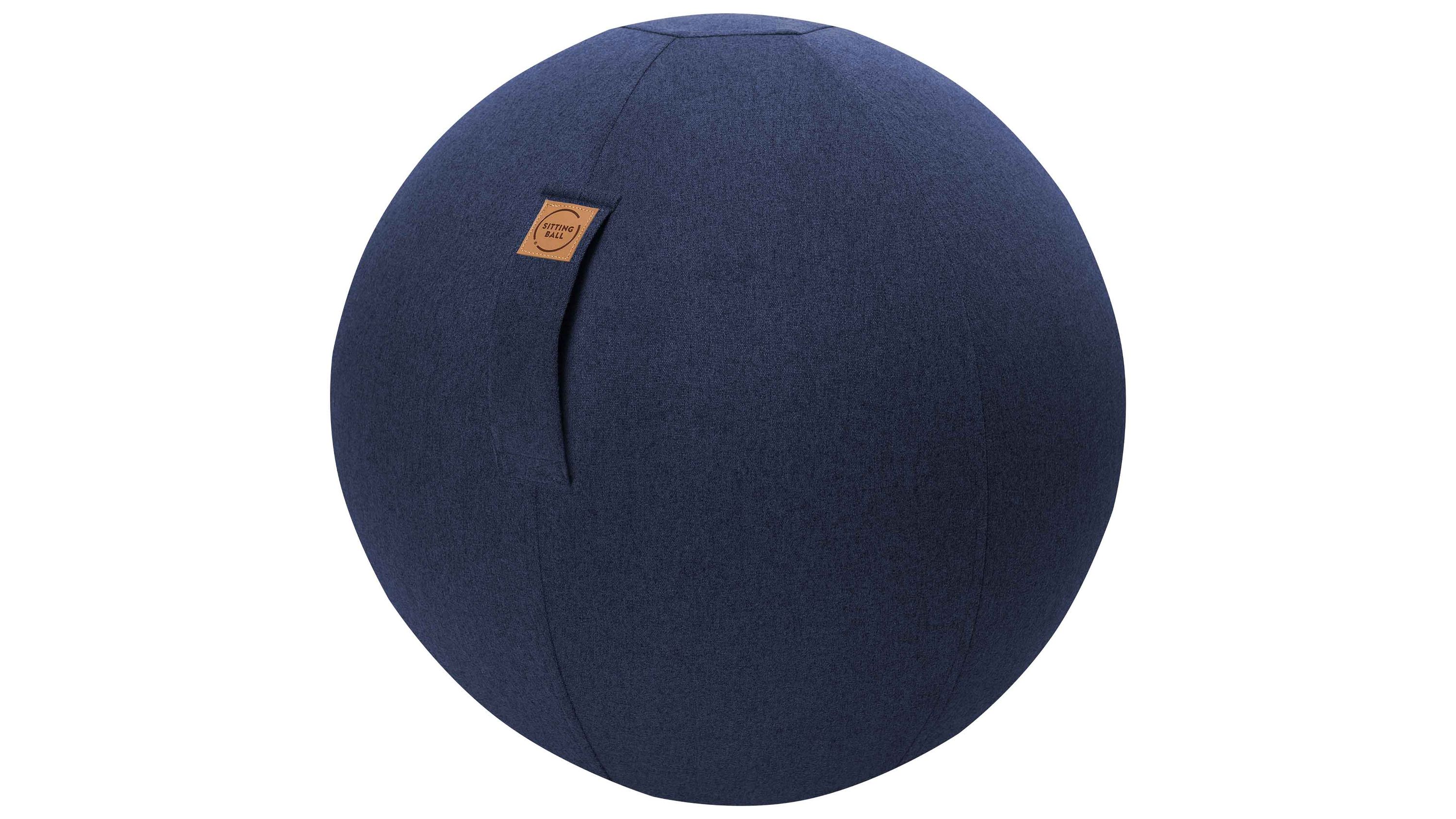 Runder Sitzball mit dunkelblauem Bezug und kleinem Label