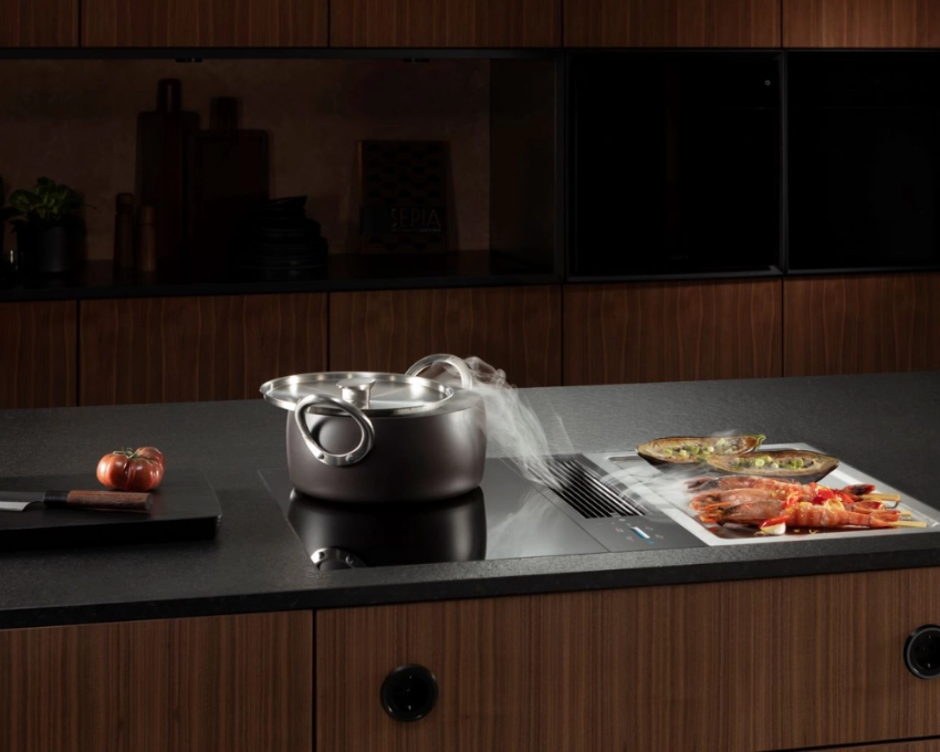 Bora Kochfeld mit integriertem Dunstabzug Schwarzes Bora Kochfeld mit dampfendem Topf und Pfanne, elegante Holzverkleidung