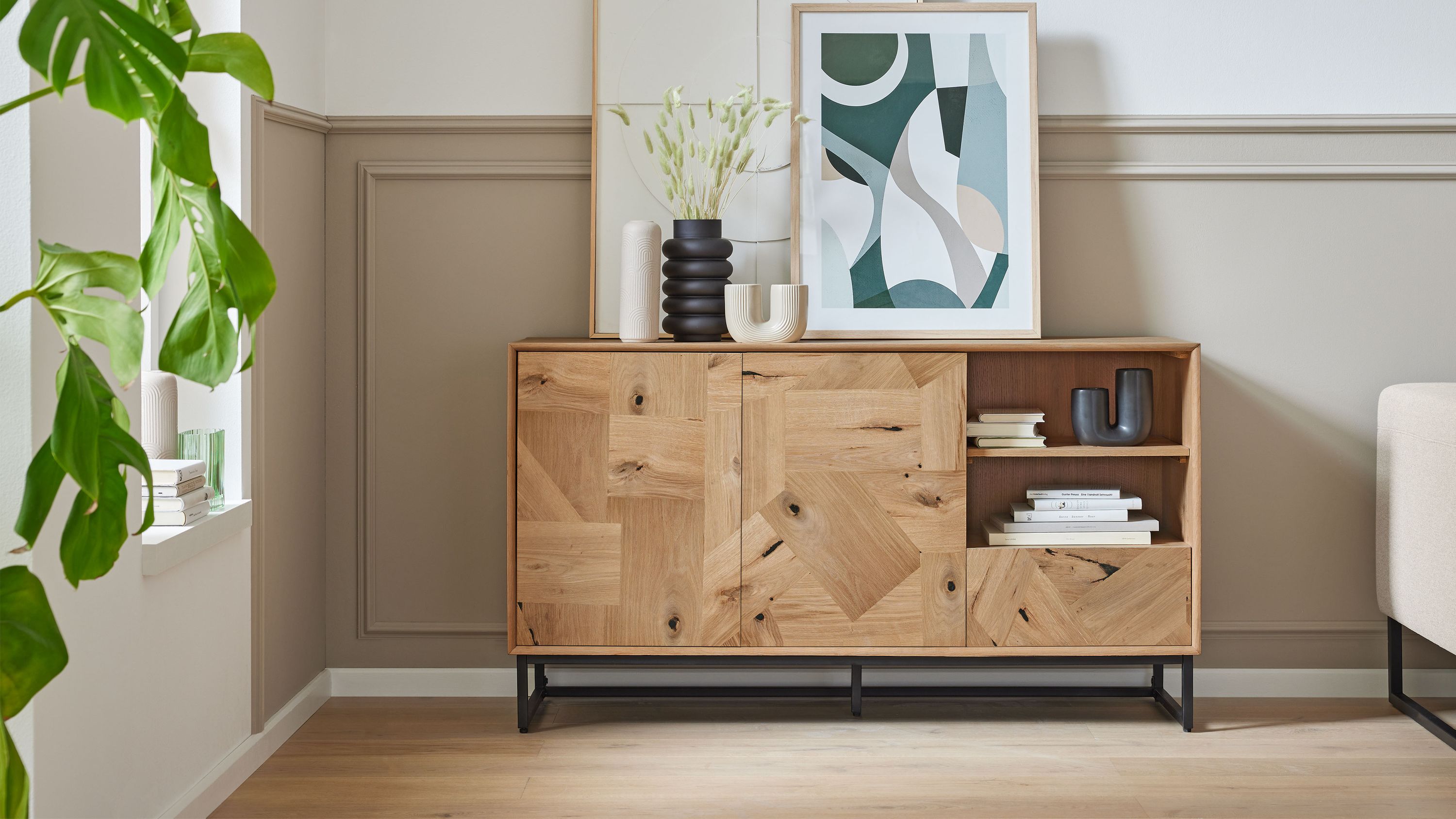 Sideboard mit zwei Türen einer Schublade und offenen Fächern aus hellem Holz und schwarzem Metallgestell