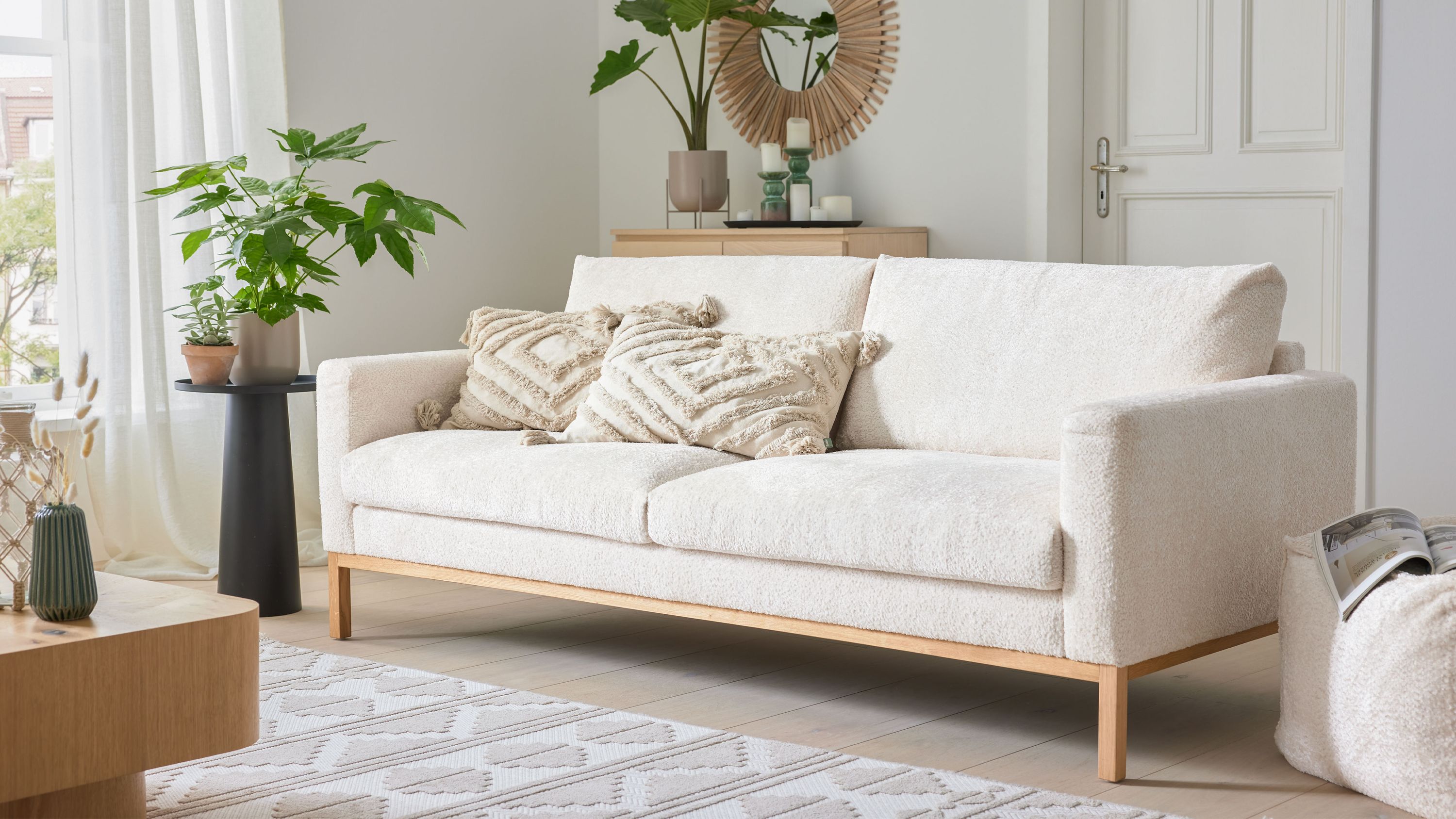 Zweisitzer Sofa mit weißem Stoffbezug und Holzfüßen Zweisitziges Sofa mit weißem Stoffbezug und Holzfüßen in modernem Wohnzimmer