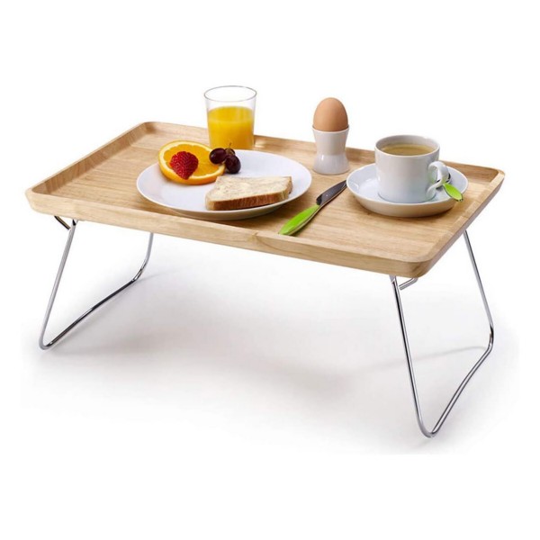 Von schräg oben: Holztablett mit Metallbeinen, belegt mit Frühstücksteller, Saft, Kaffee und Ei im Eierbecher