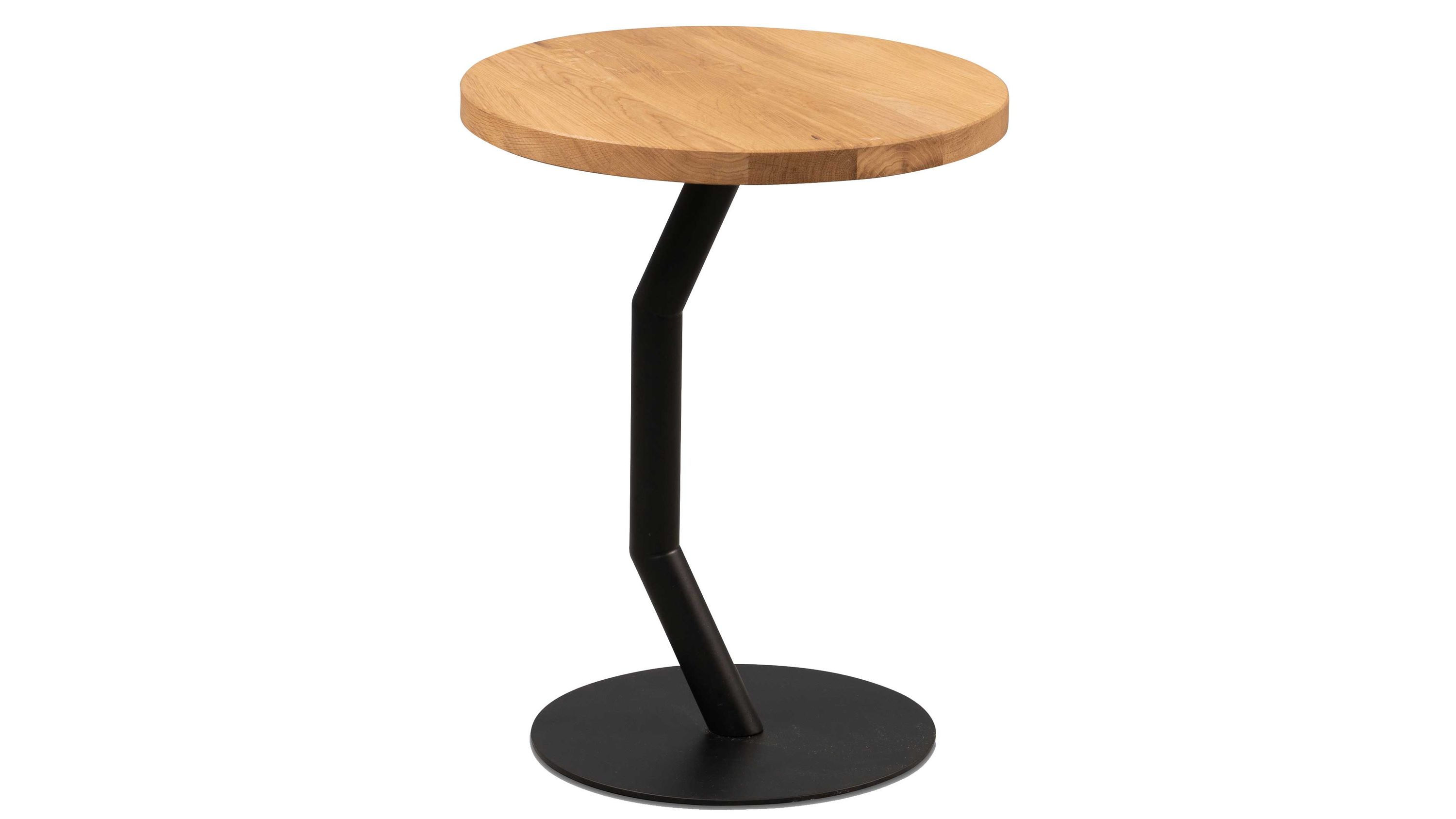 Runder Couchtisch mit hellem Holzplatte und schwarzem Metallgestell mit gebogenem Bein