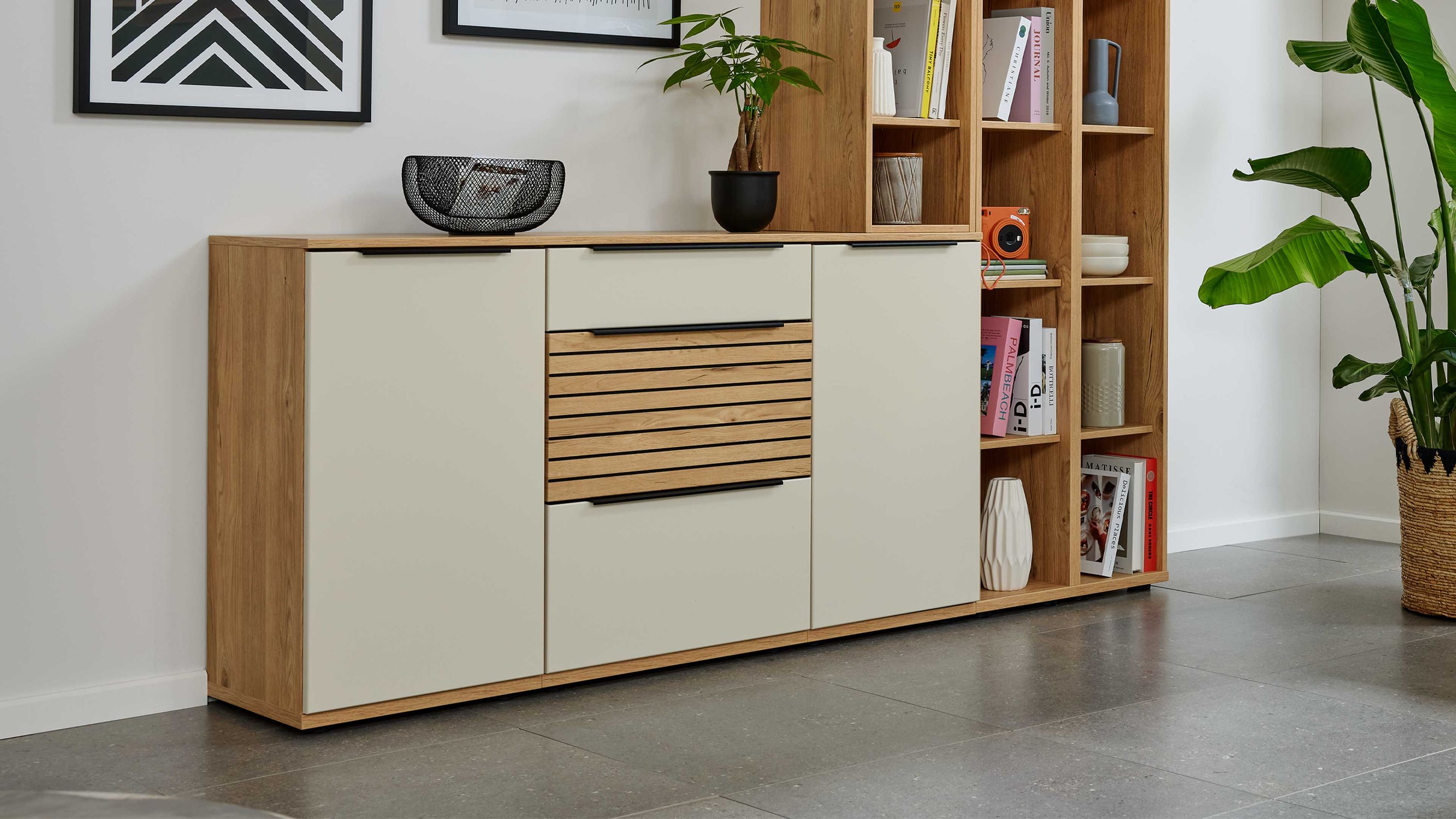 Sideboard mit zwei sandbeigen Türen und drei Schubladen mit Holzfront in Risseicheoptik