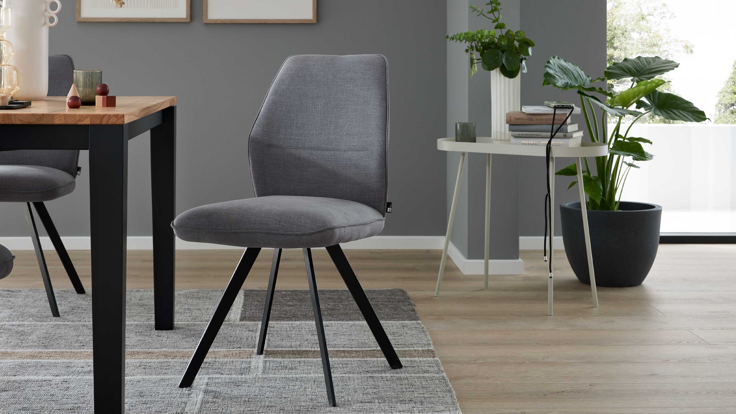 Interliving Esszimmer Serie 5102  Polsterstuhl V321 kieselfarbener Webstoff Tirol 489 & schwarzes Eisen