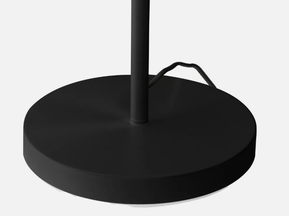 Nino Leuchten Stehleuchte Metall schwarz  modern  45×45×73?cm  matt  nicht dimmbar Runder Lampenfuß aus mattem schwarzem Metall mit sichtbarem Kabel  freigestellt fotografiert