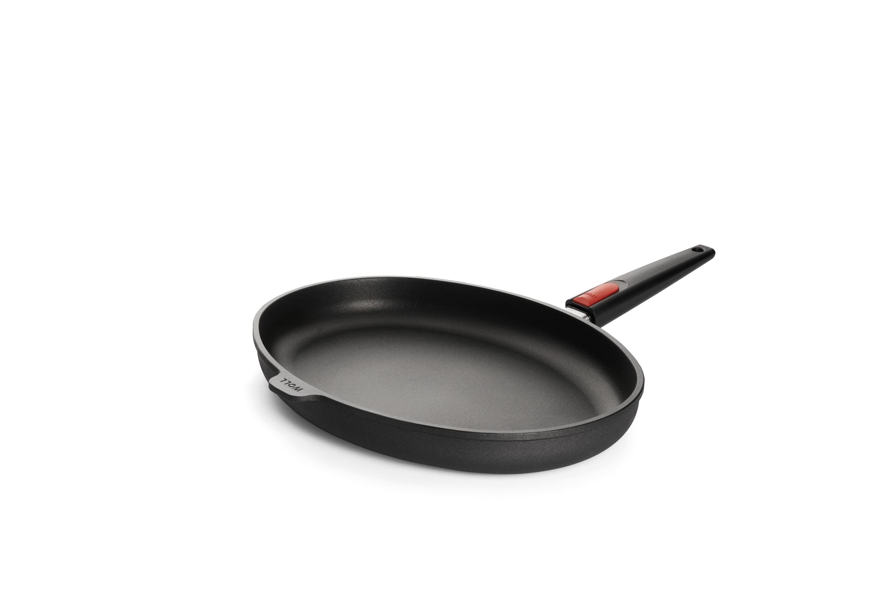Ovale schwarze WOLL Pfanne ohne Deckel mit rotem Knopf am Griff.