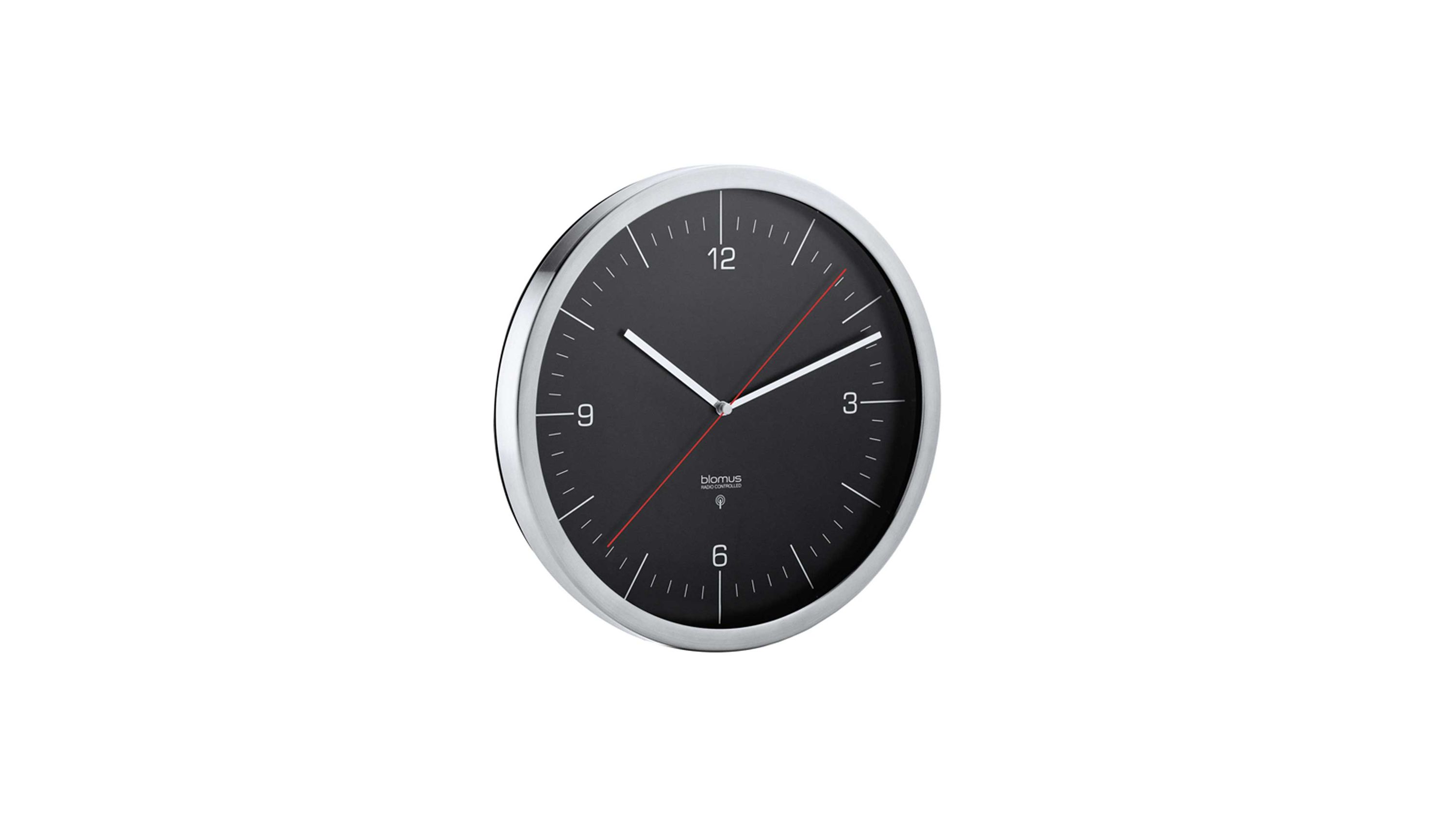 Runde Wanduhr mit schwarzem Zifferblatt weißen Zahlen und Zeigern rotem Sekundenzeiger und silbernem Rahmen