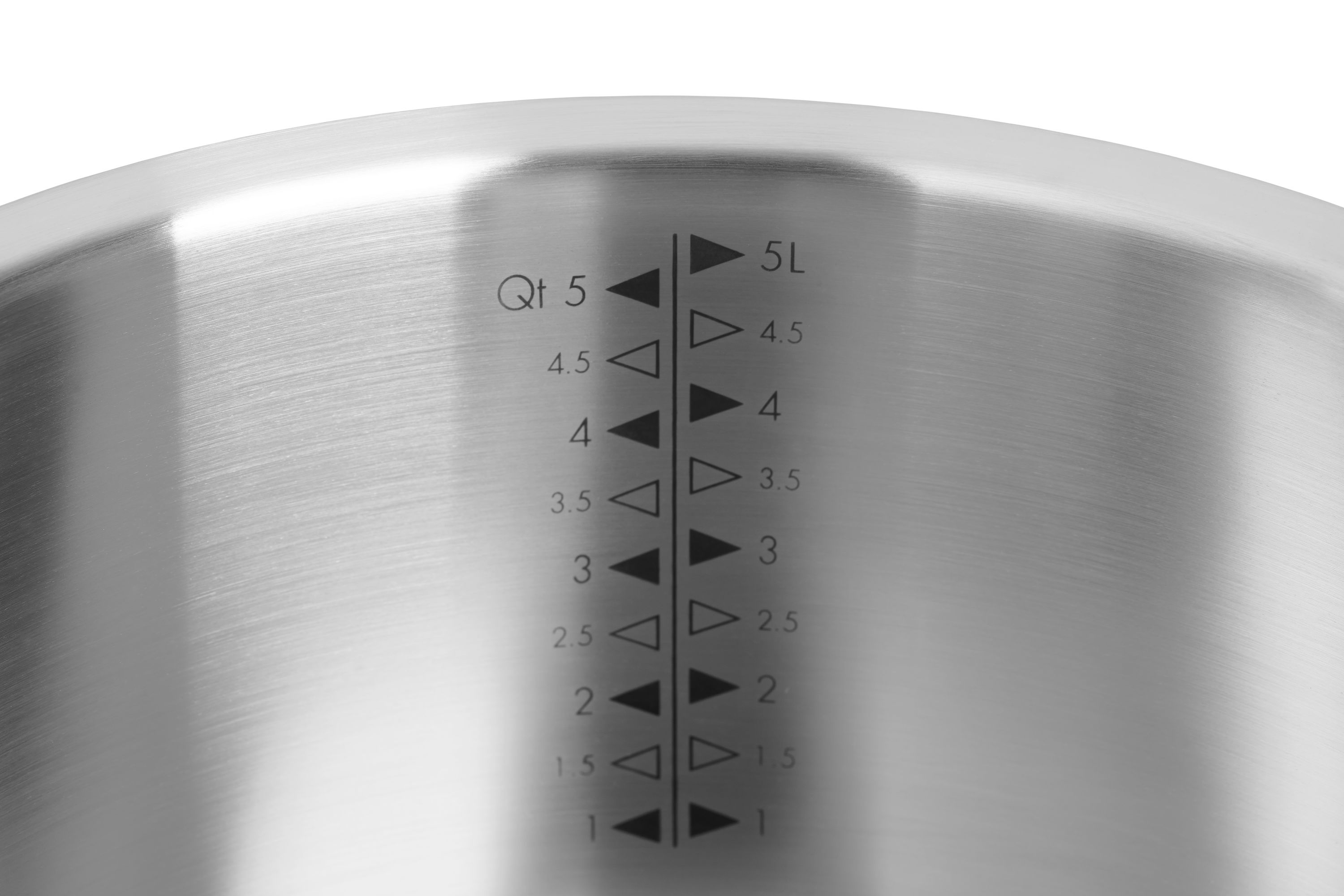 Skala im Inneren eines Edelstahltopfs mit Liter- und Quart-Markierung bis 5L.