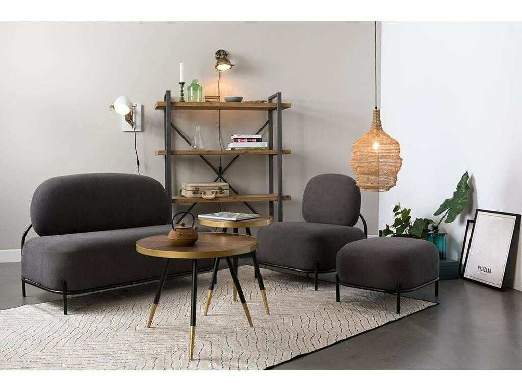 Großzügige Wohnzimmerszene mit Zuiver Beistelltisch  schwarzem Sofa  Sessel  Regal  Hängelampe und dekorativem Teppich