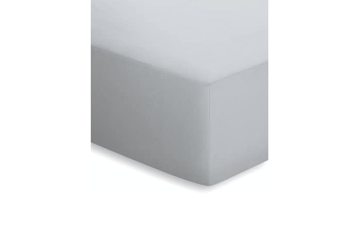 Hellgraues Jersey-Elasthan-Topper-Spannbetttuch glatt gespannt über Matratzen-Ecke schräg von oben fotografiert