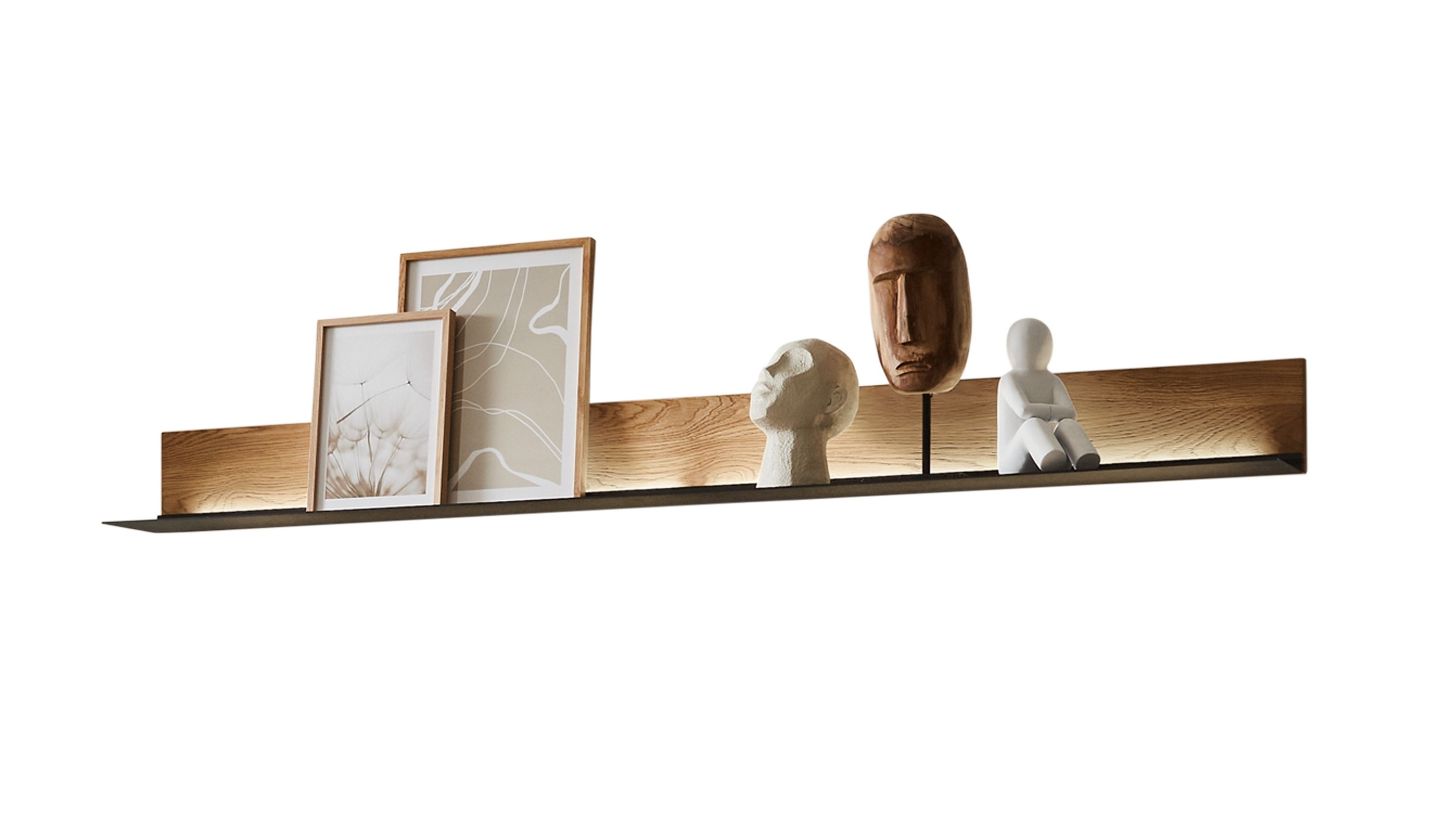 Wandboard mit Holzrückwand und schwarzem Regalboden Wandboard mit Holzrückwand in heller Farbe und schwarzem Regalboden darauf zwei Bilderrahmen und drei Skulpturen