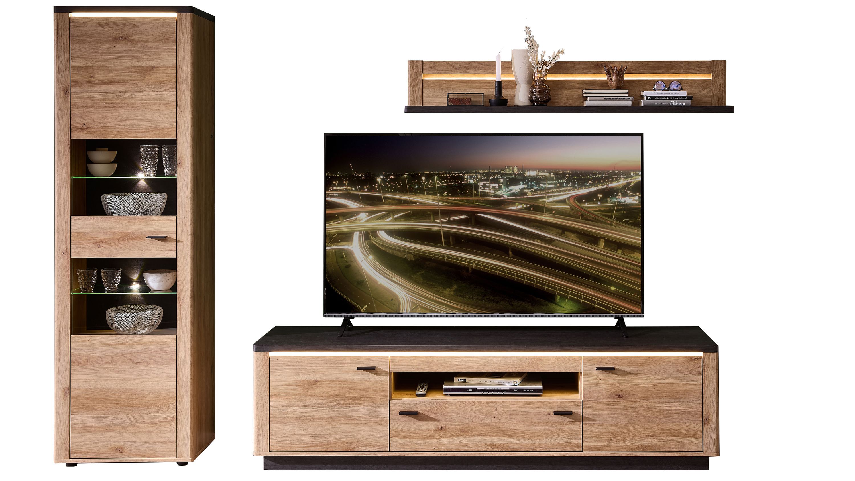 Dreiteilige Wohnwand mit Beleuchtung in Holzoptik und dunkler Oberfläche Dreiteilige Wohnwand aus Holz mit Beleuchtung: Vitrine, TV-Board und Wandregal in Holzoptik mit dunkler Oberfläche